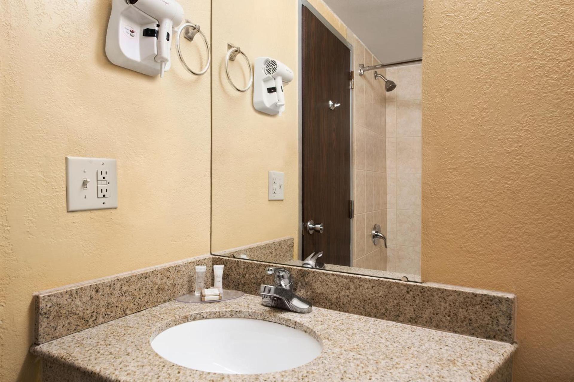 Howard Johnson by Wyndham Winter Haven FL photo 41