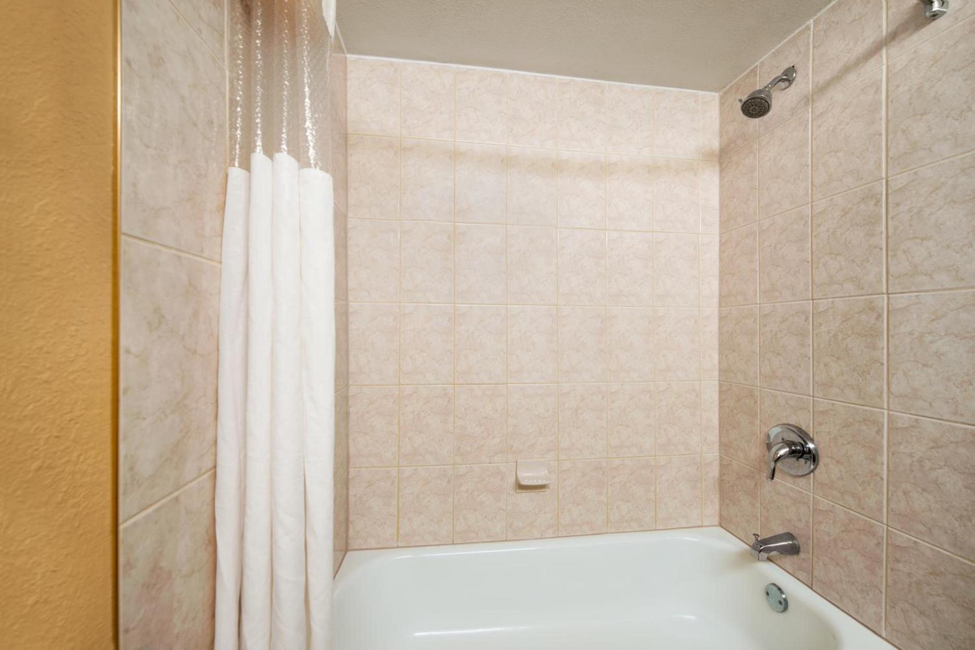 Howard Johnson by Wyndham Winter Haven FL photo 43