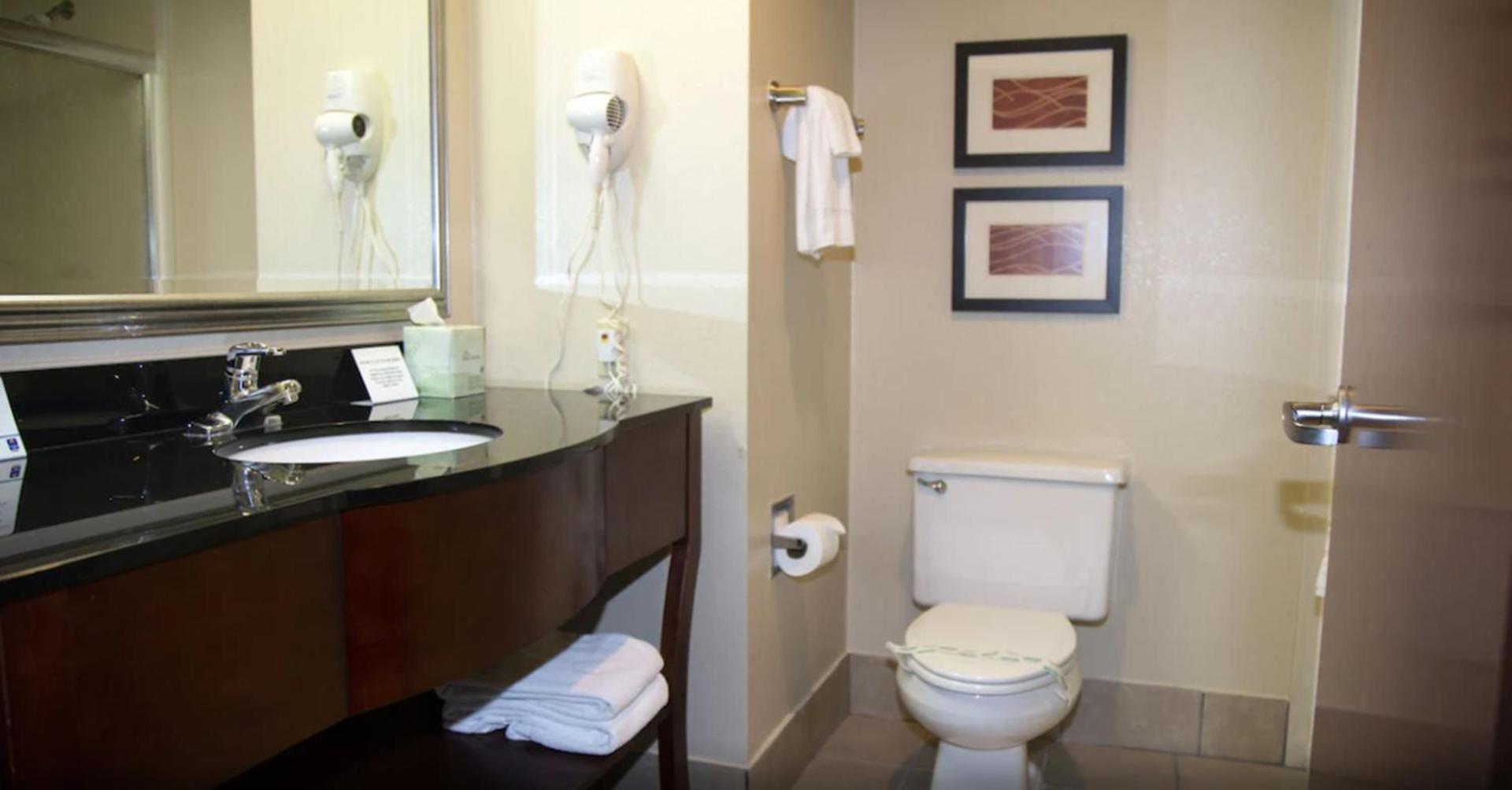 Ardmore Inn & Suites Ardmore photo 35