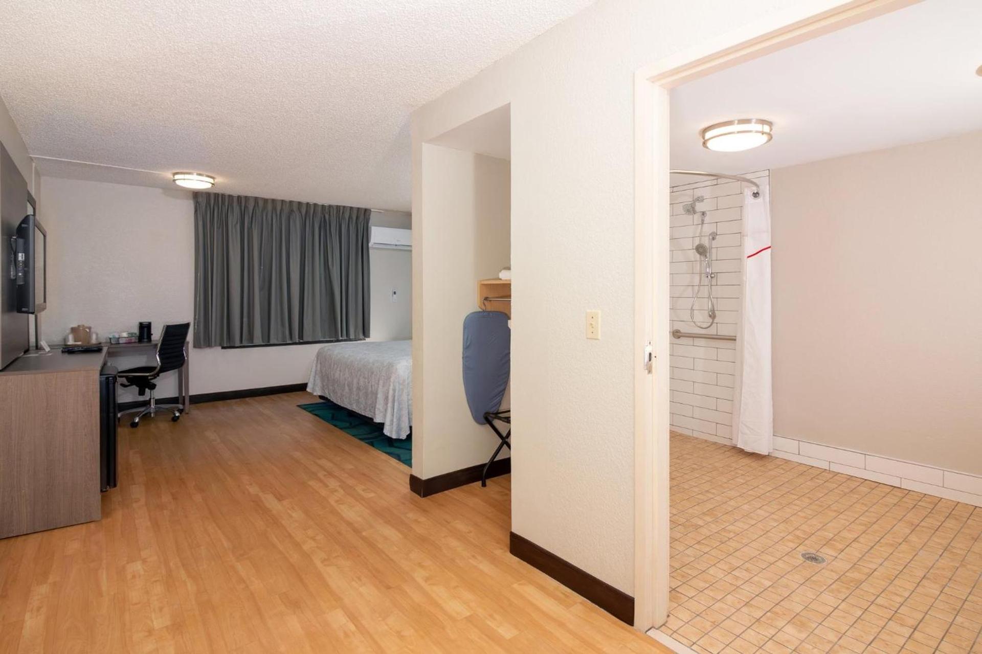 Red Roof Inn PLUS Miami Airport photo 28