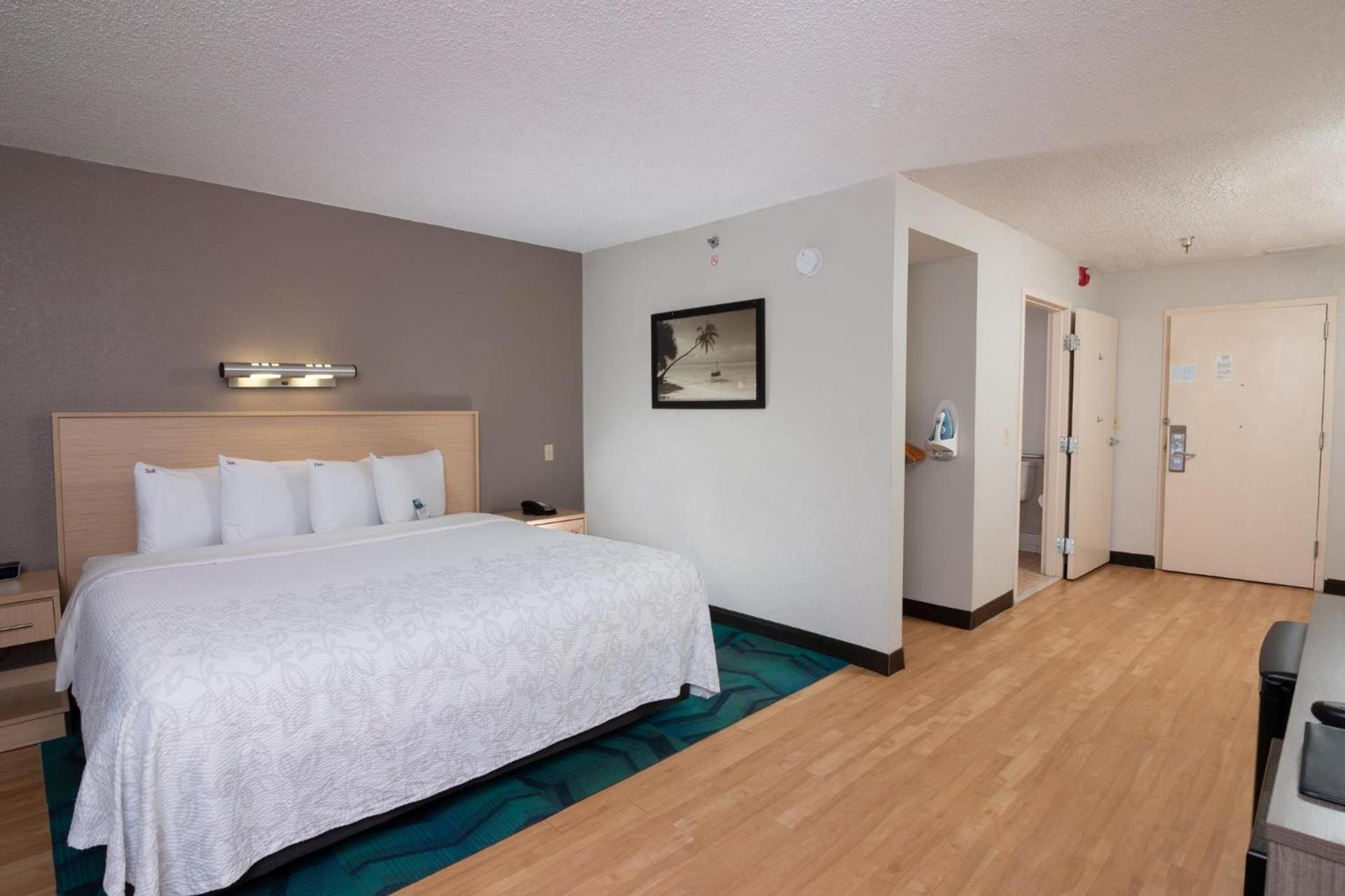 Red Roof Inn PLUS Miami Airport photo 26