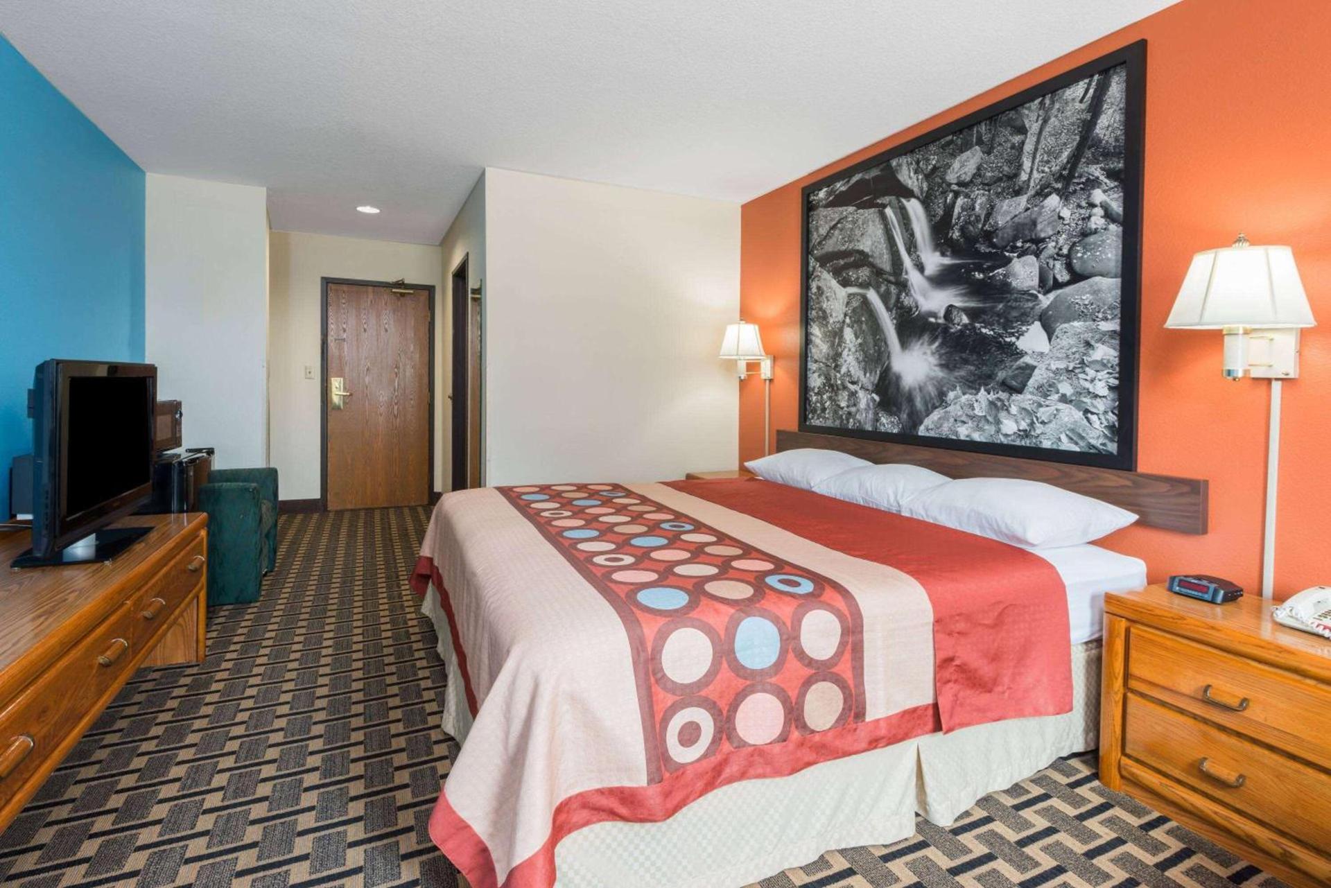 Super 8 by Wyndham Staunton photo 5