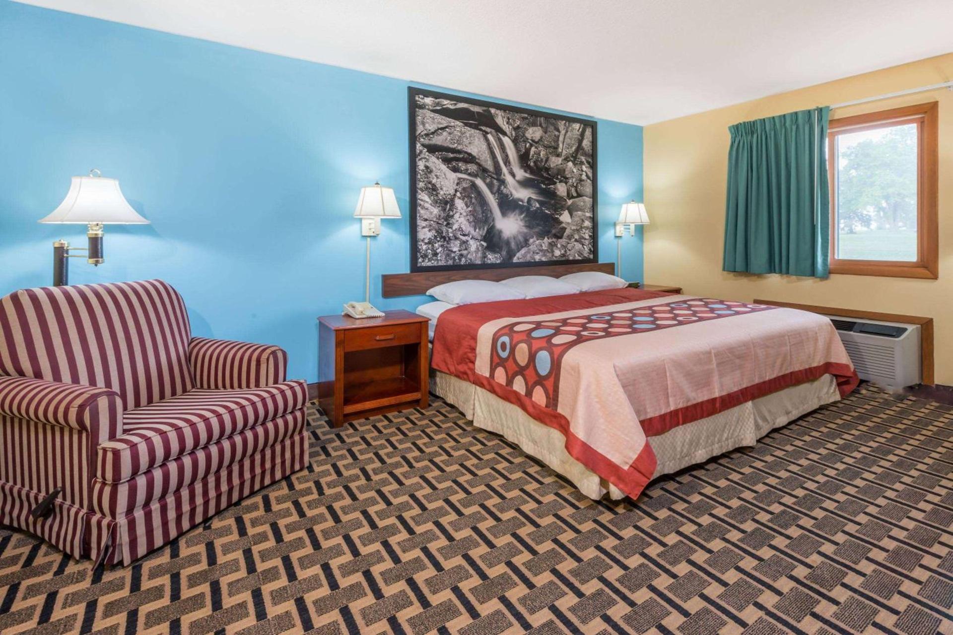 Super 8 by Wyndham Staunton photo 8