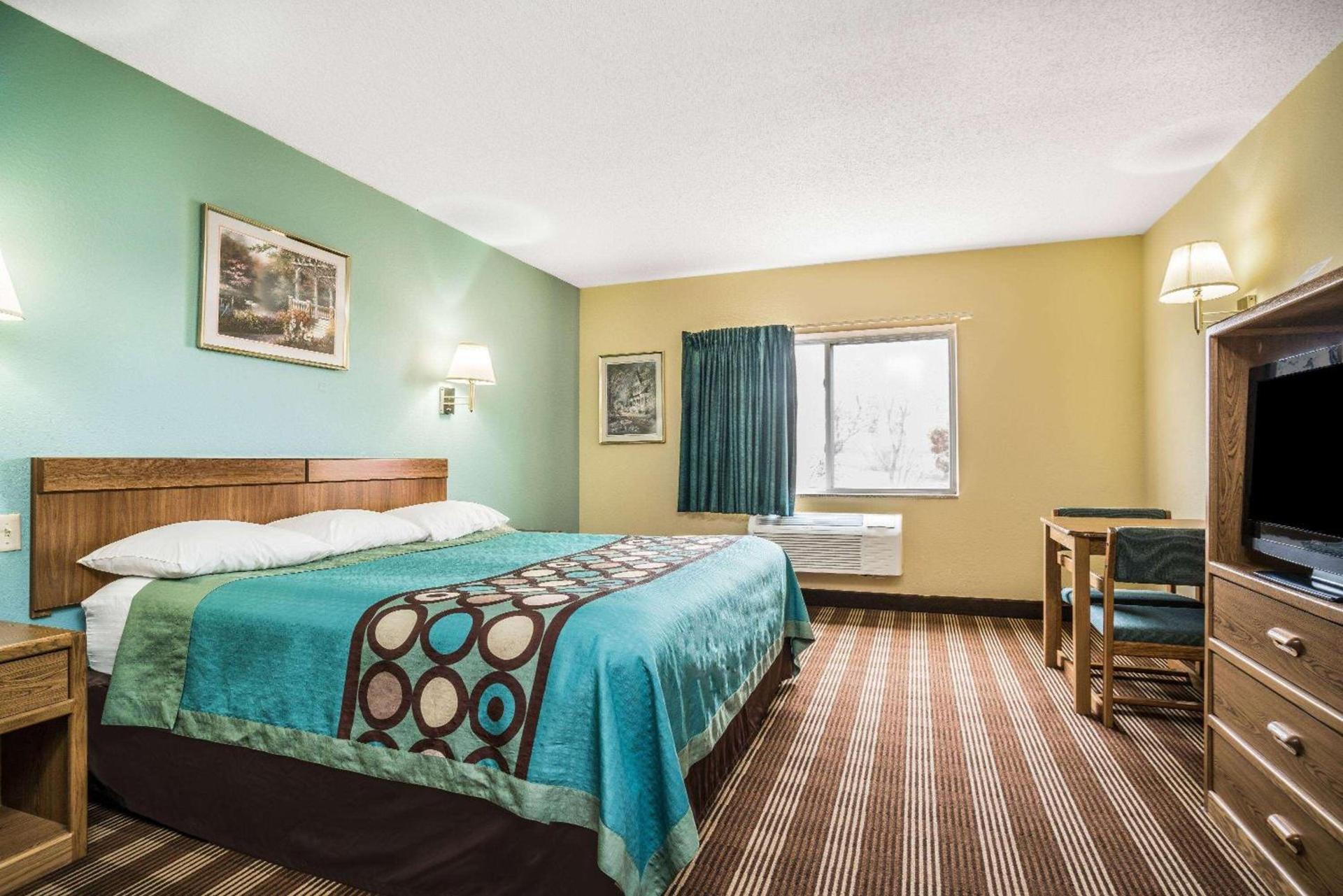 Super 8 by Wyndham Osseo WI photo 8