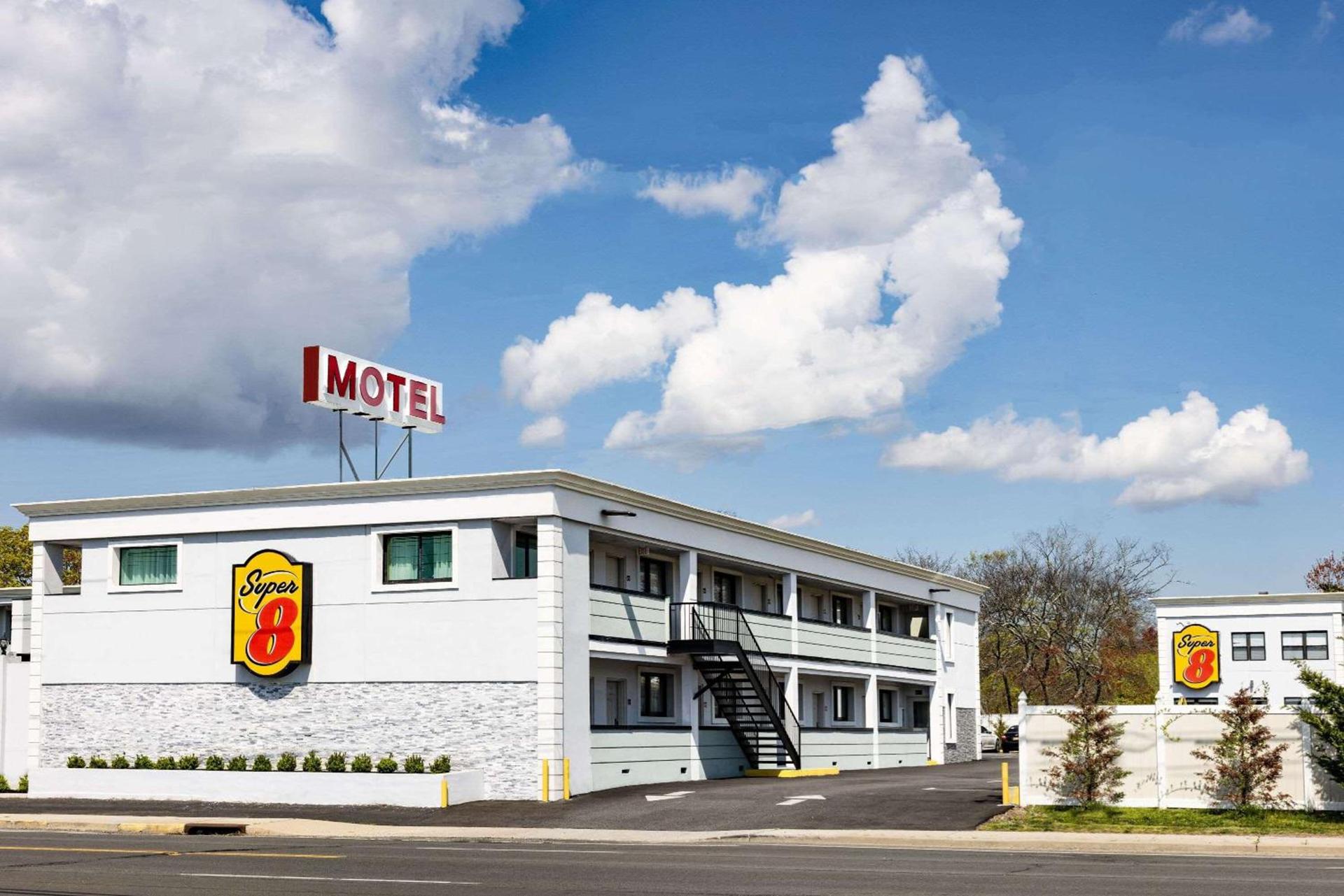 Super 8 by Wyndham Lindenhurst photo 1