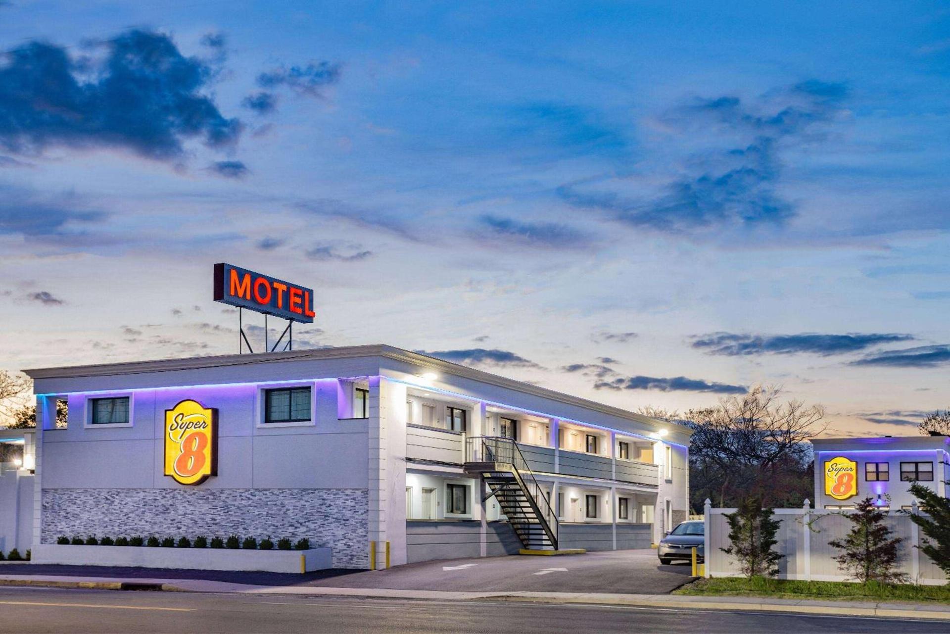 Super 8 by Wyndham Lindenhurst photo 3