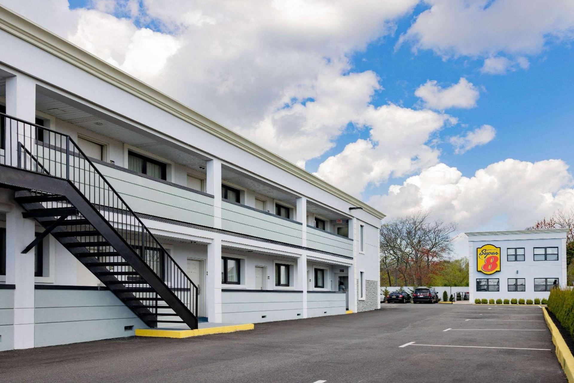 Super 8 by Wyndham Lindenhurst photo 2