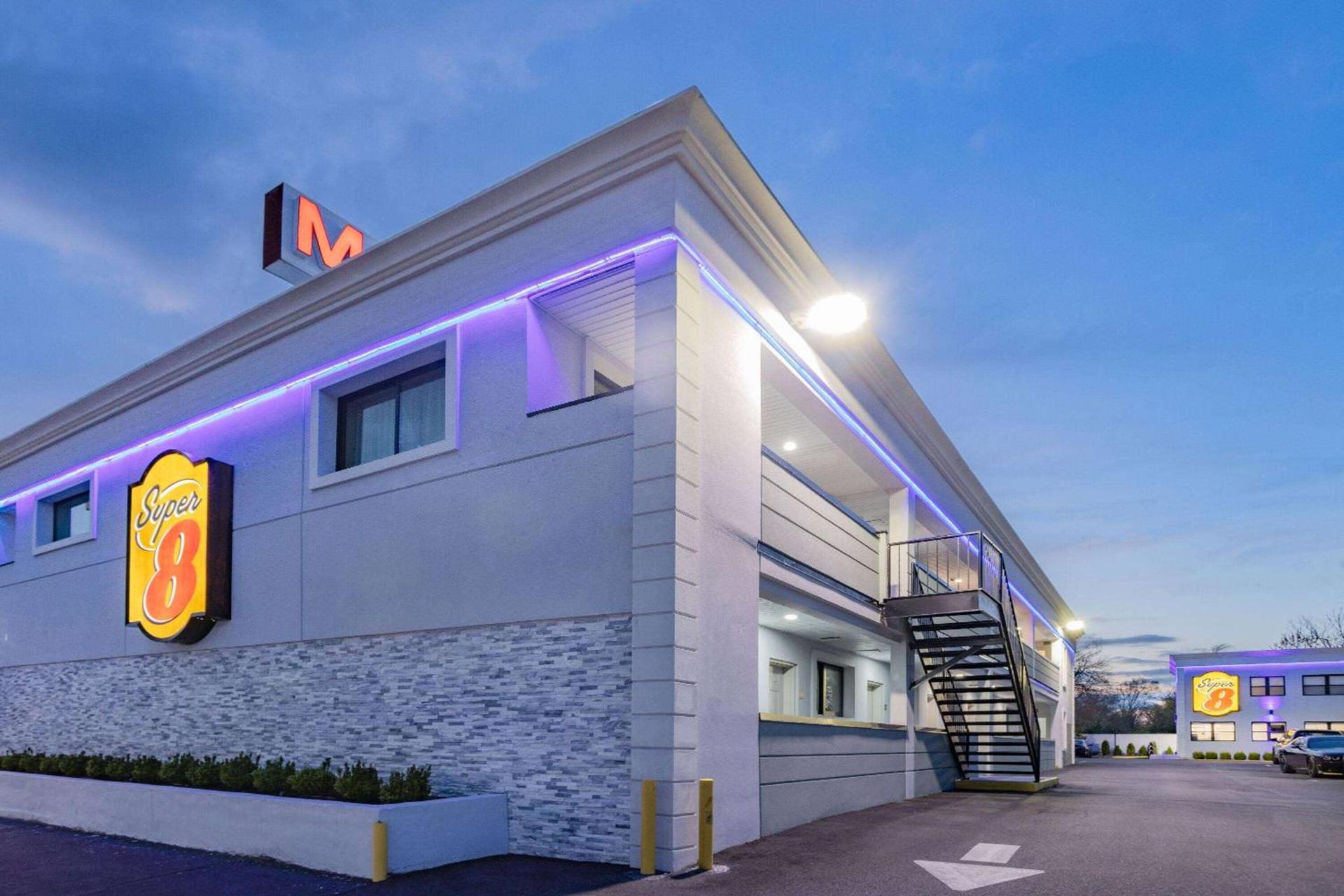 Super 8 by Wyndham Lindenhurst photo 4