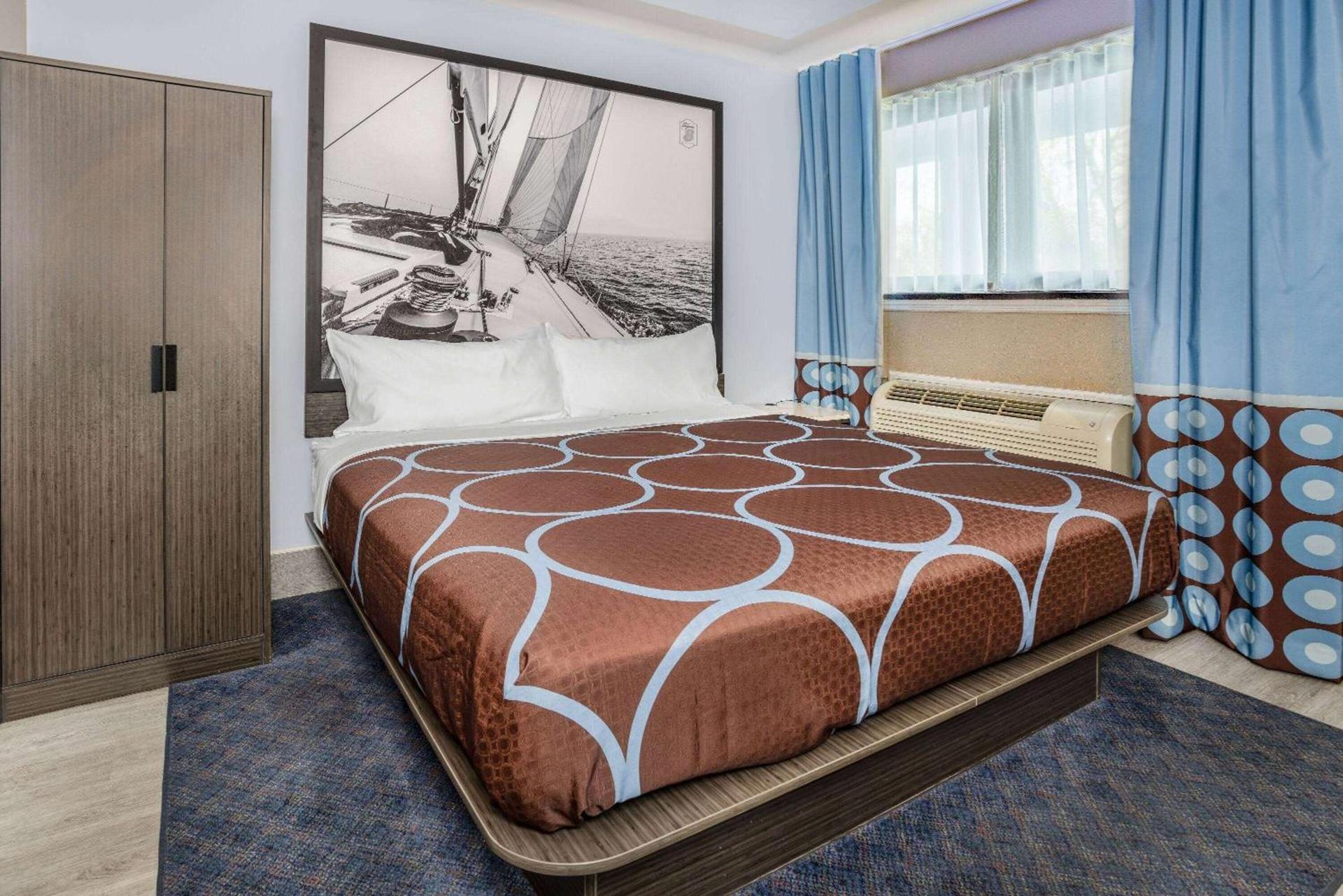 Super 8 by Wyndham Lindenhurst photo 14