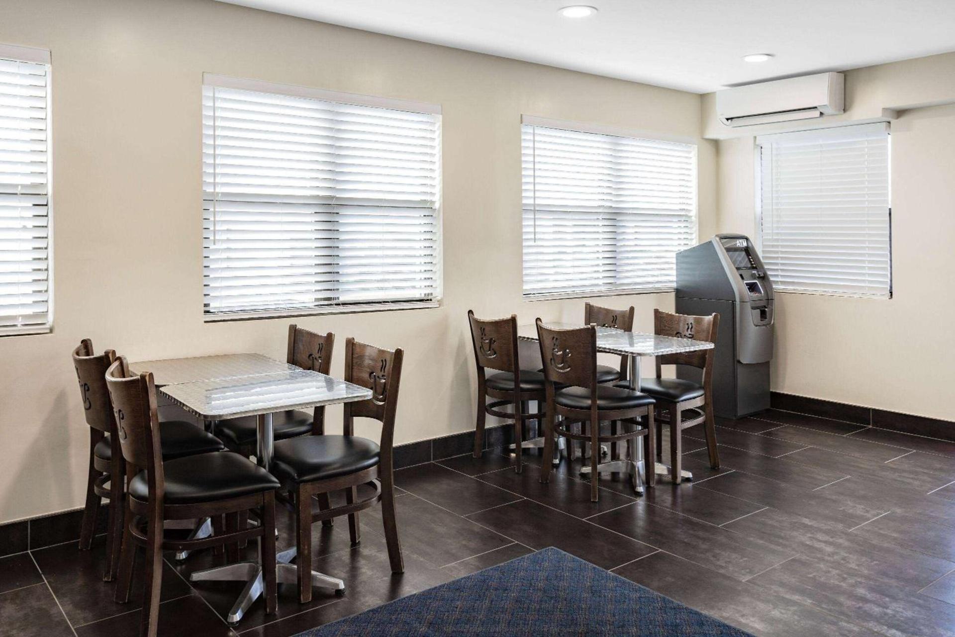 Super 8 by Wyndham Lindenhurst photo 20