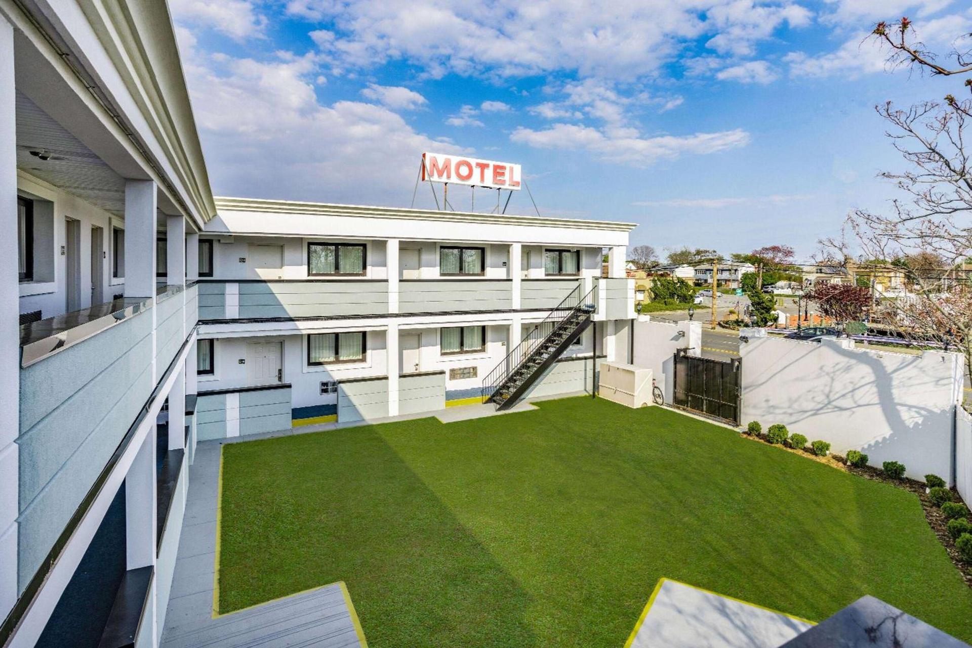 Super 8 by Wyndham Lindenhurst photo 22