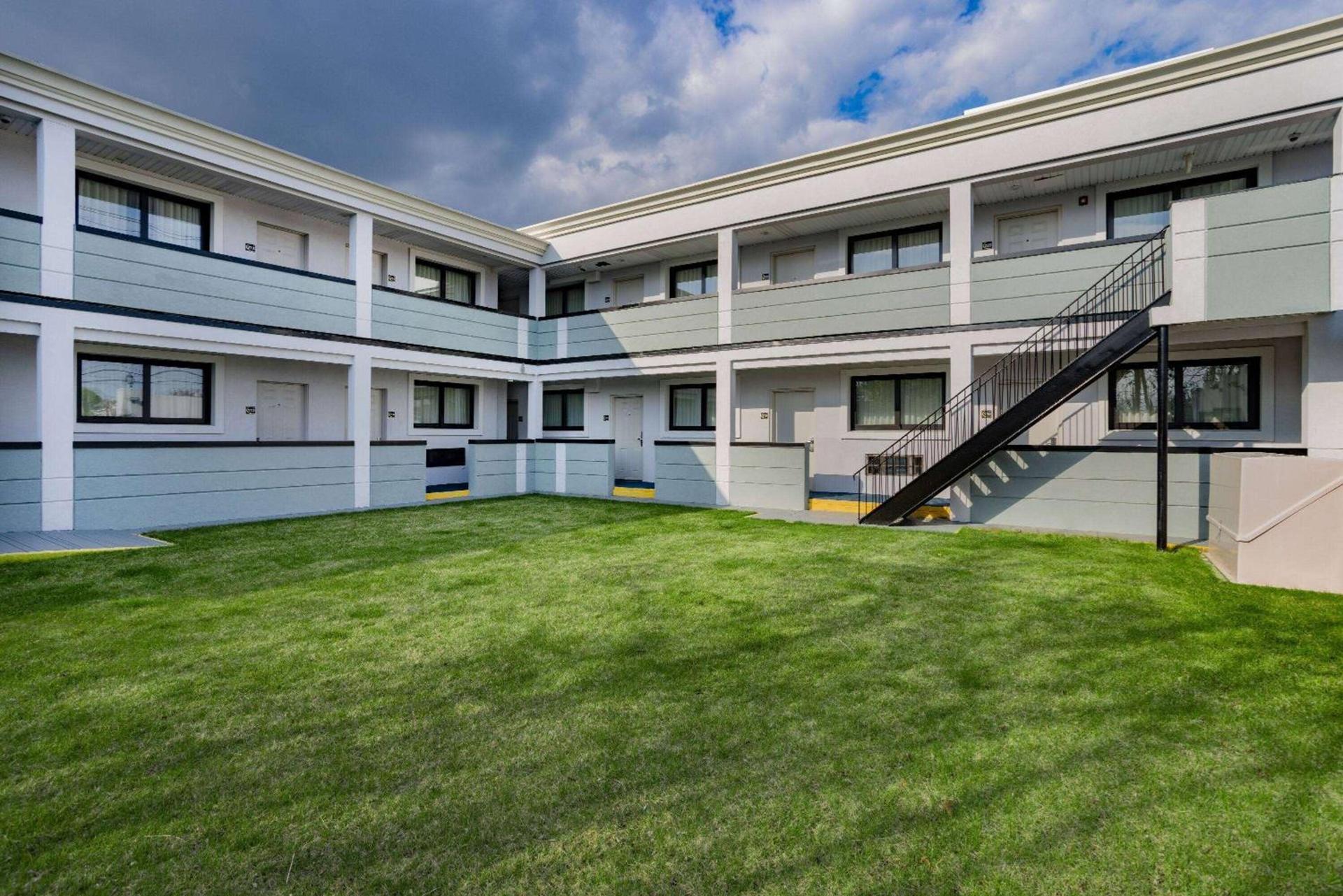 Super 8 by Wyndham Lindenhurst photo 25