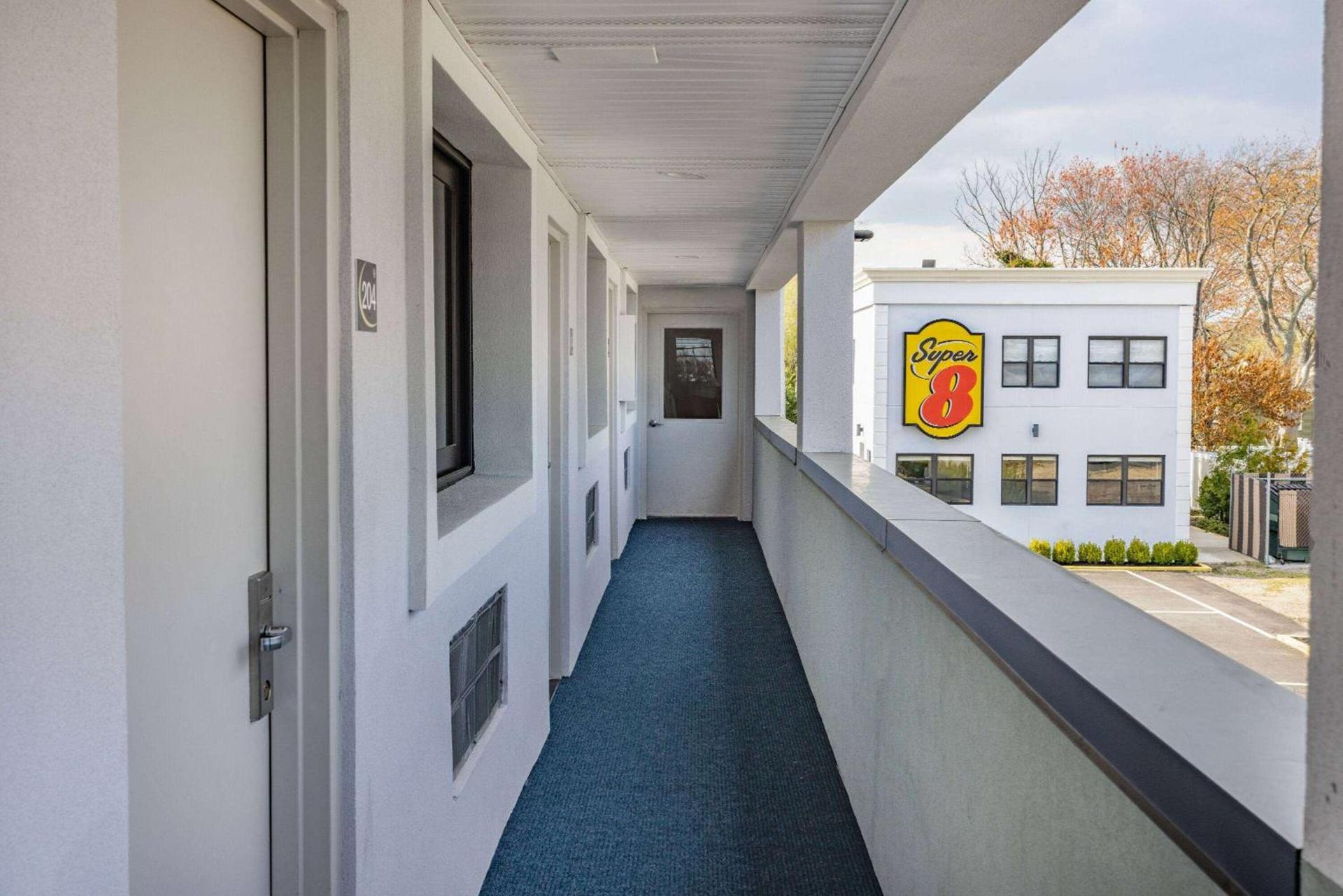 Super 8 by Wyndham Lindenhurst photo 26