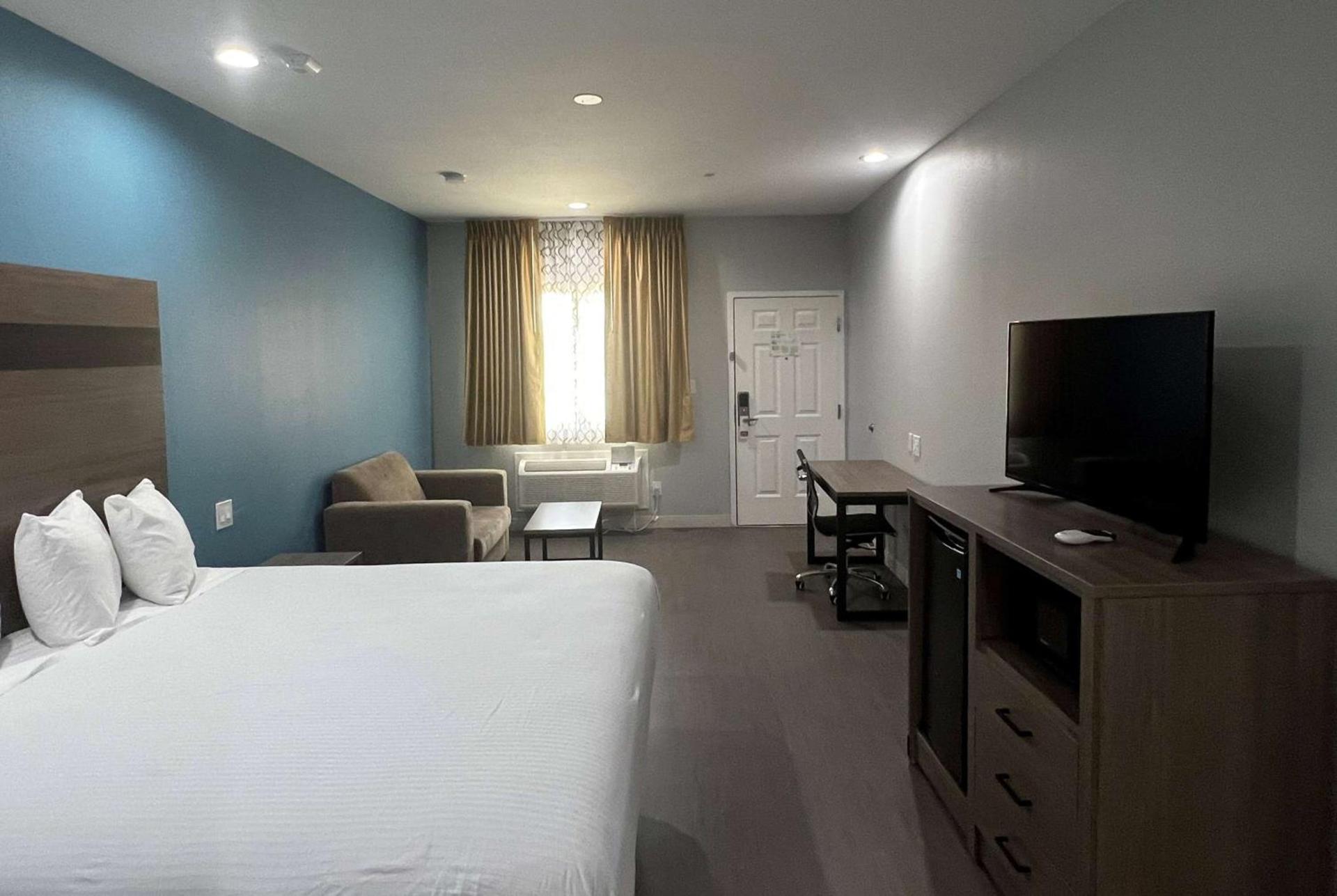 Baymont by Wyndham Freeport Texas photo 25