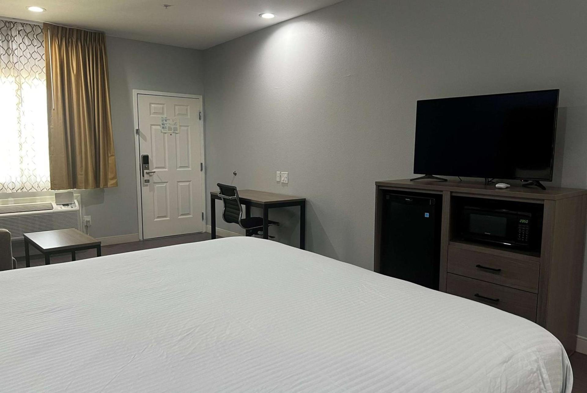 Baymont by Wyndham Freeport Texas photo 28