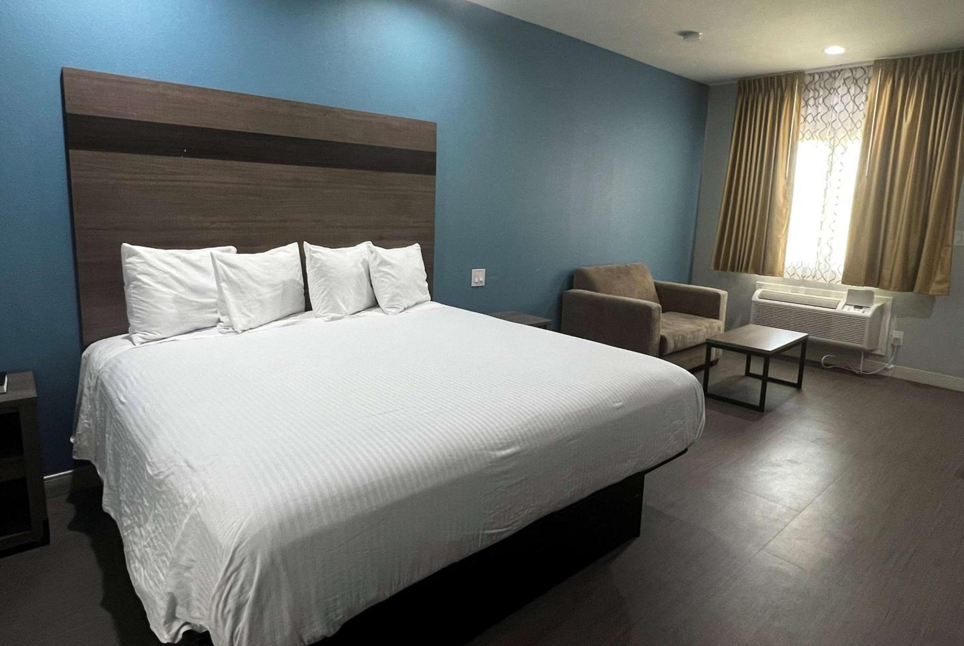 Baymont by Wyndham Freeport Texas photo 35