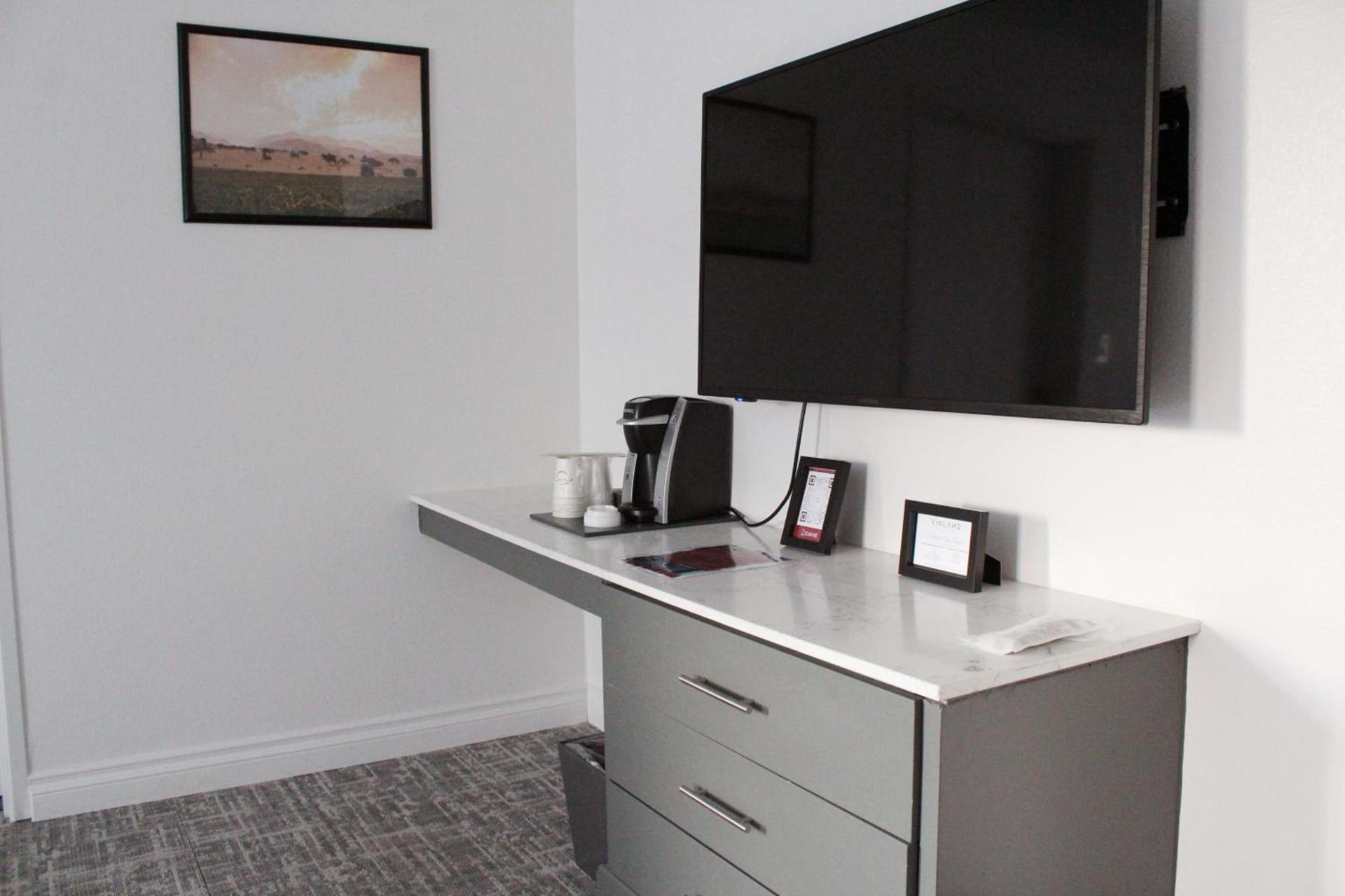 Vinland Hotel and Lounge photo 29