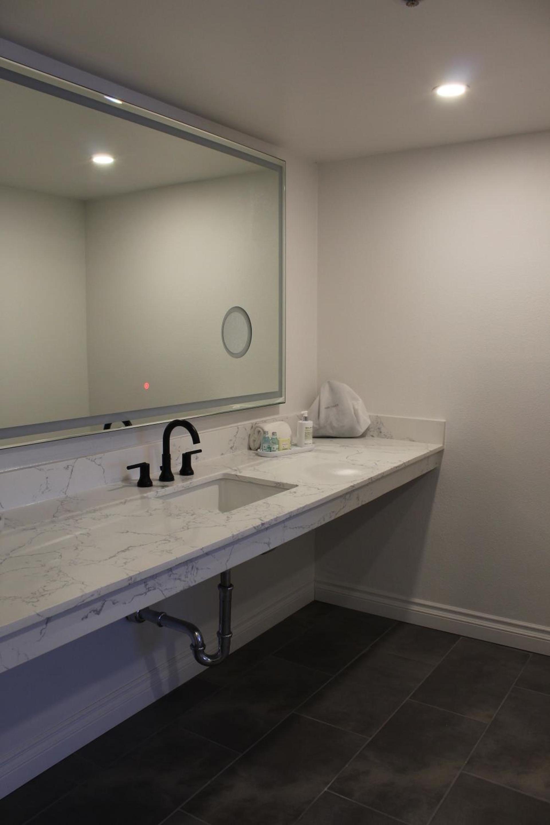 Vinland Hotel and Lounge photo 34