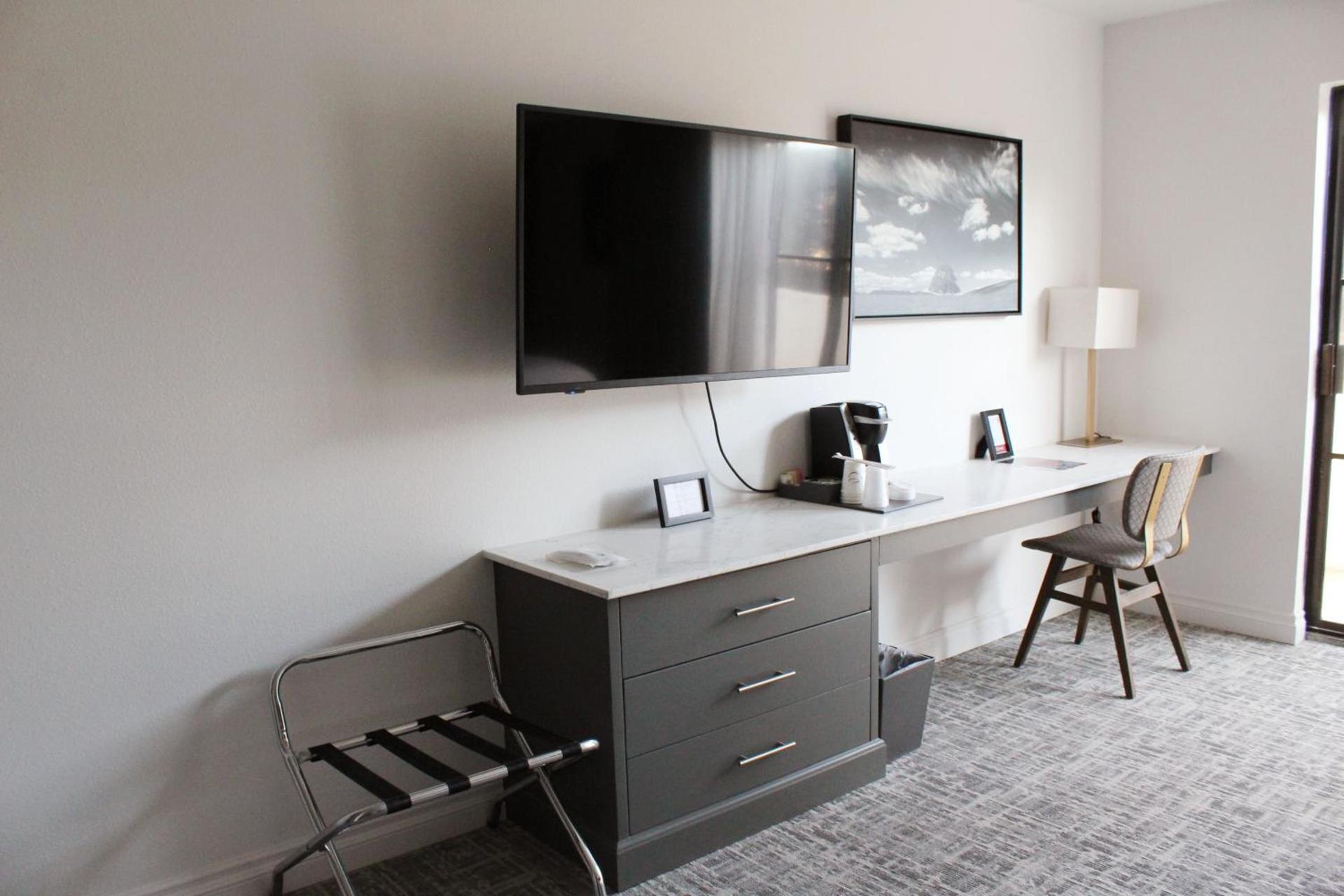 Vinland Hotel and Lounge photo 33
