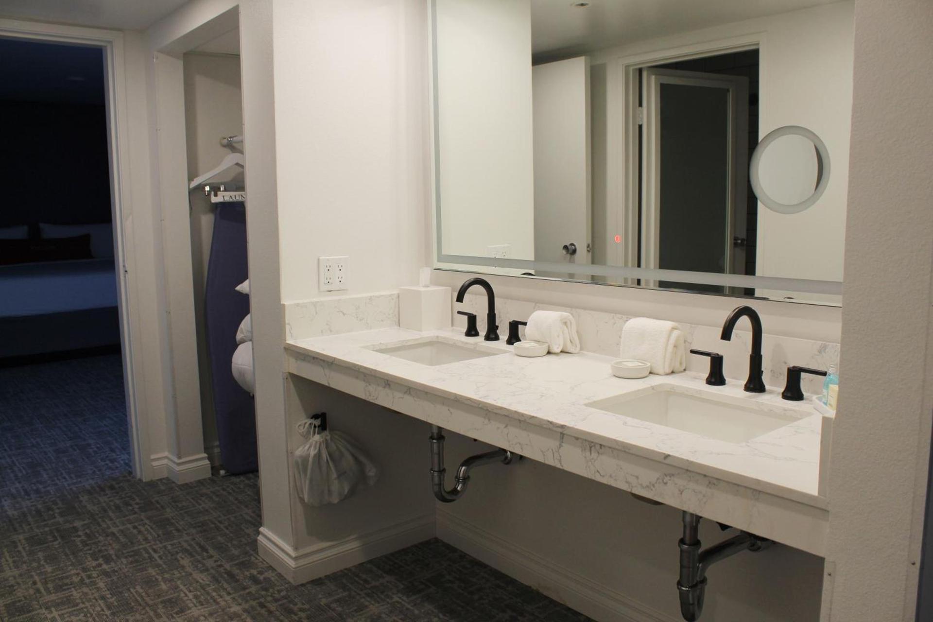 Vinland Hotel and Lounge photo 36