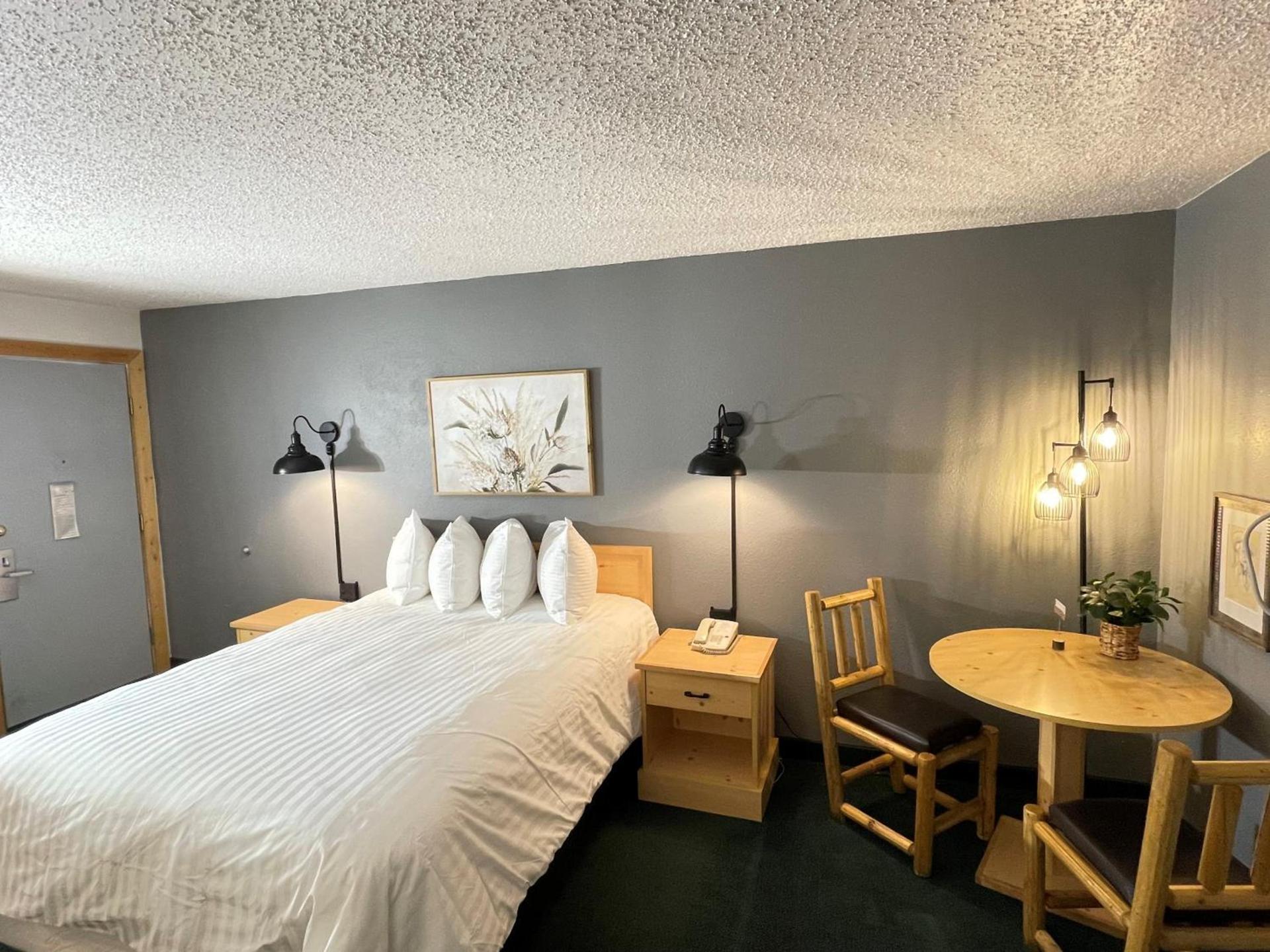 Moose Creek Lodge & Suites photo 23