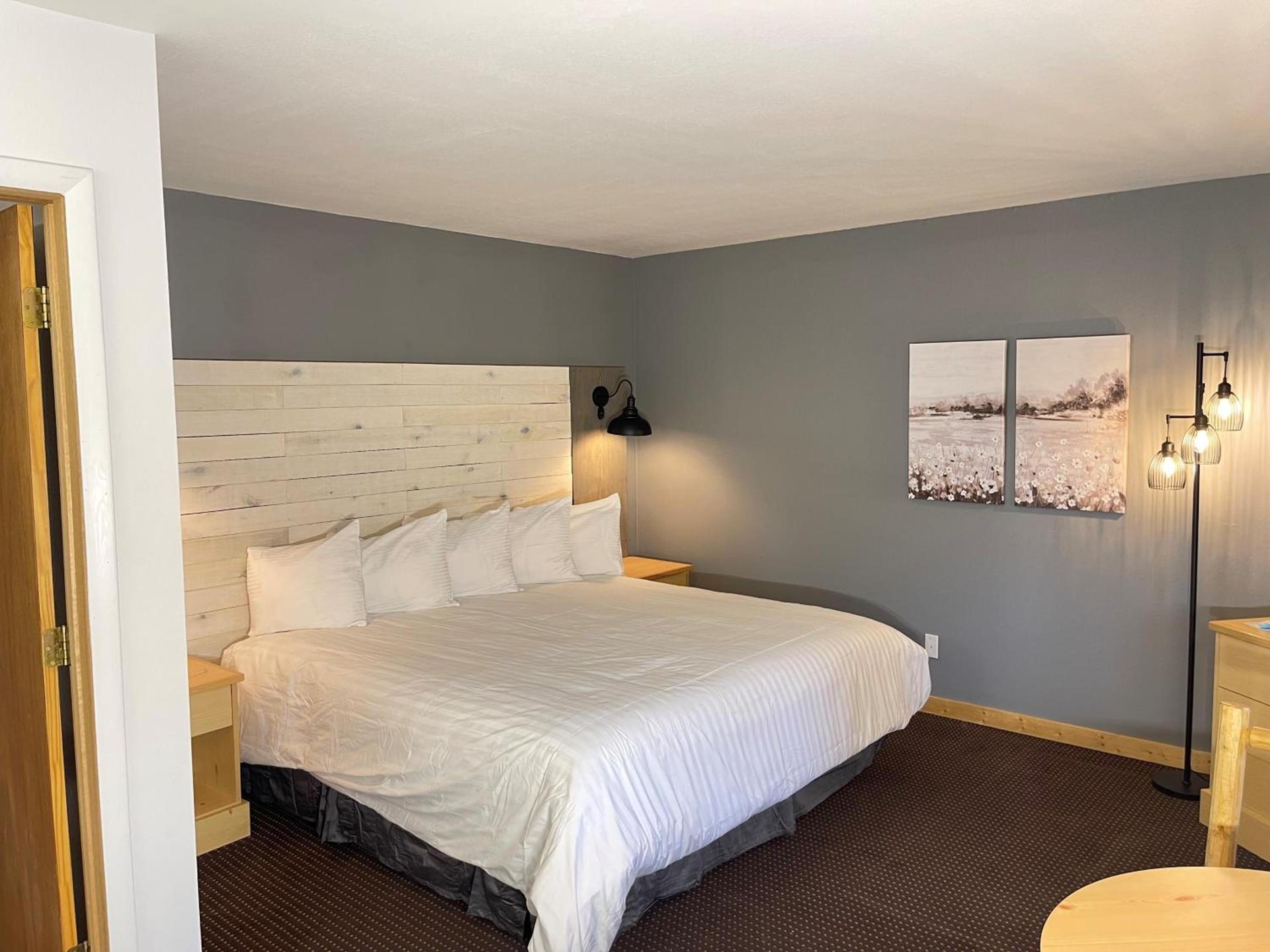 Moose Creek Lodge & Suites photo 22