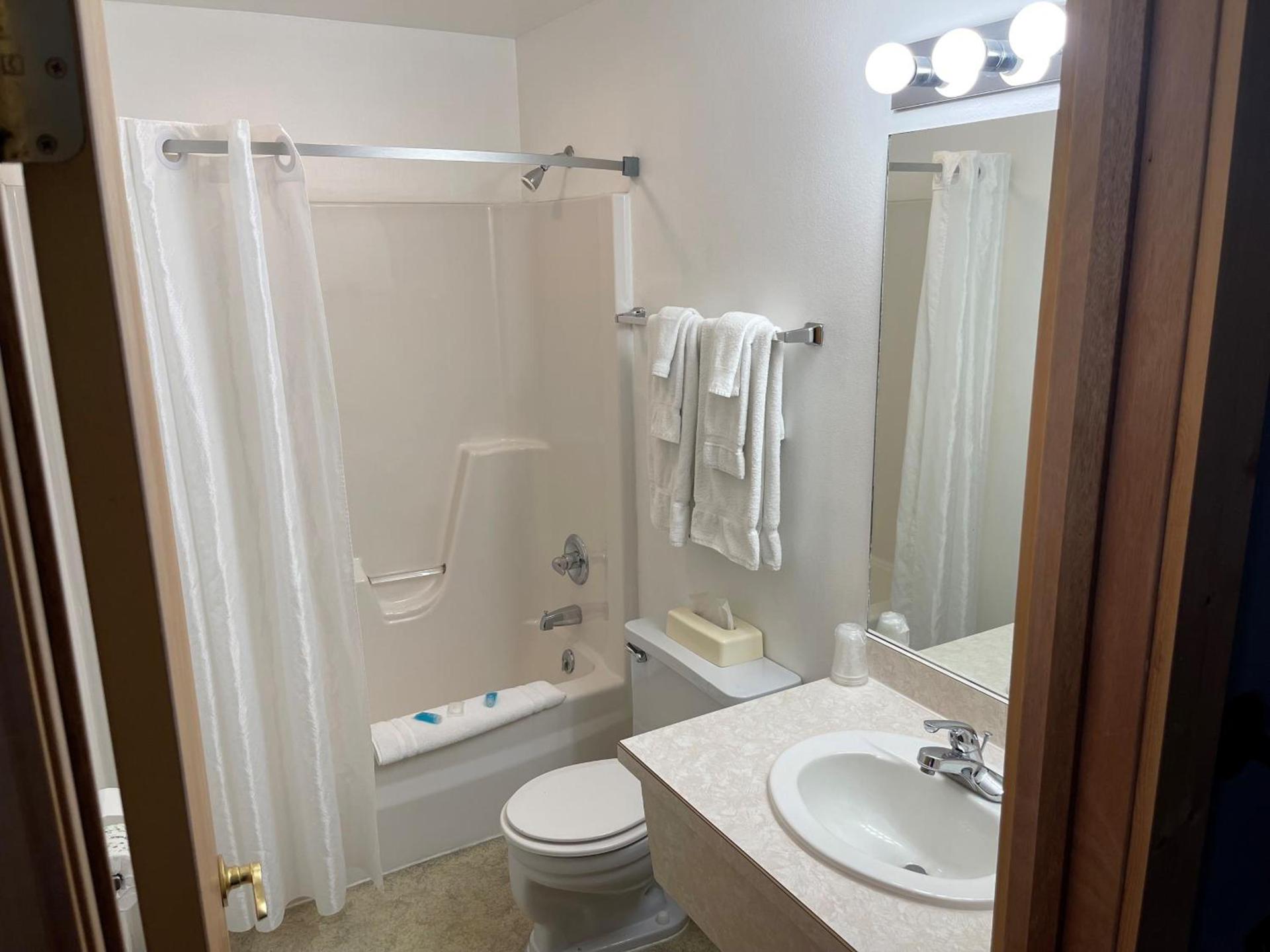 Moose Creek Lodge & Suites photo 17