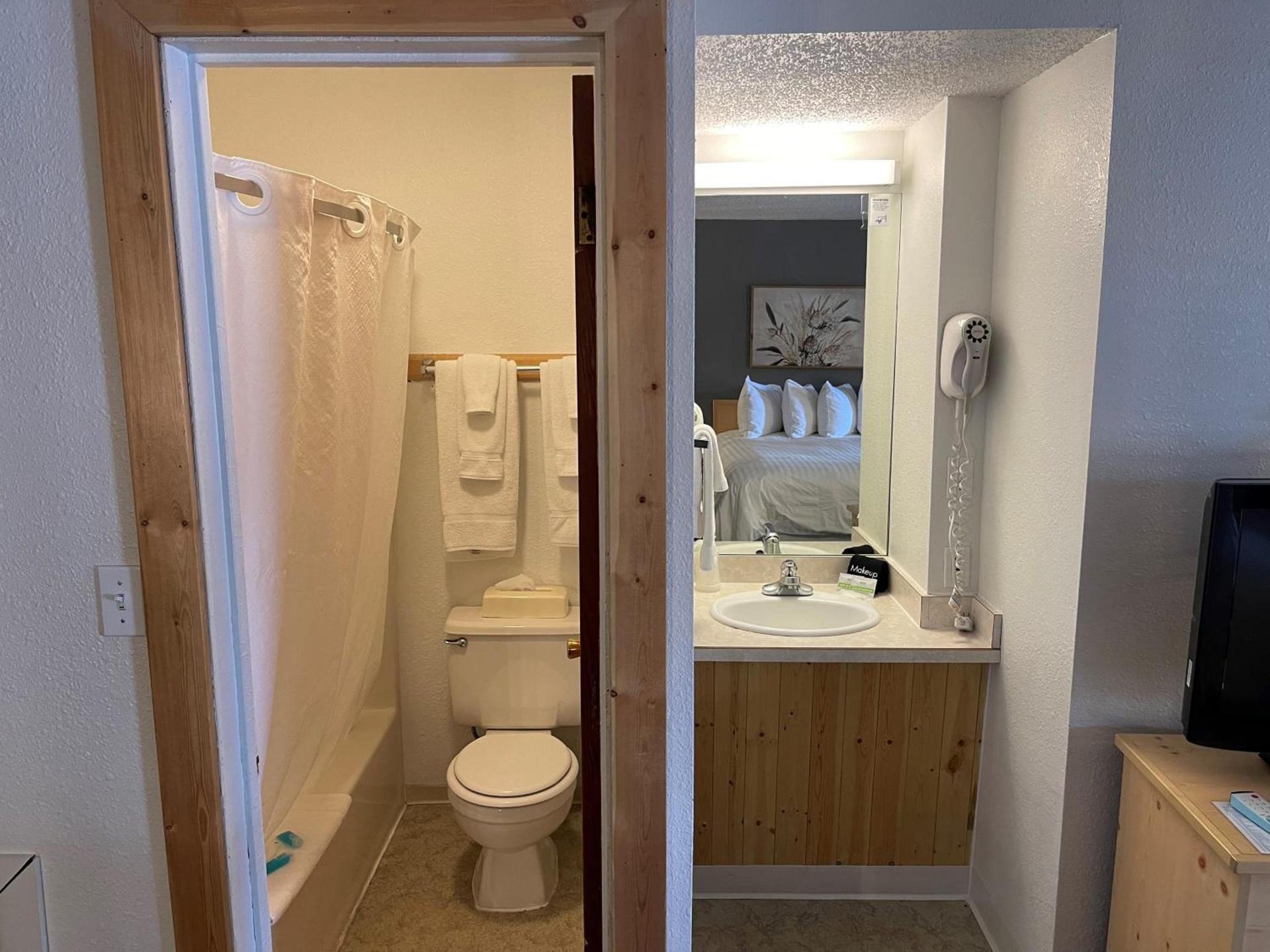 Moose Creek Lodge & Suites photo 21