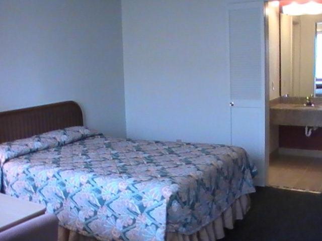 Hometown Inn Galion photo 8
