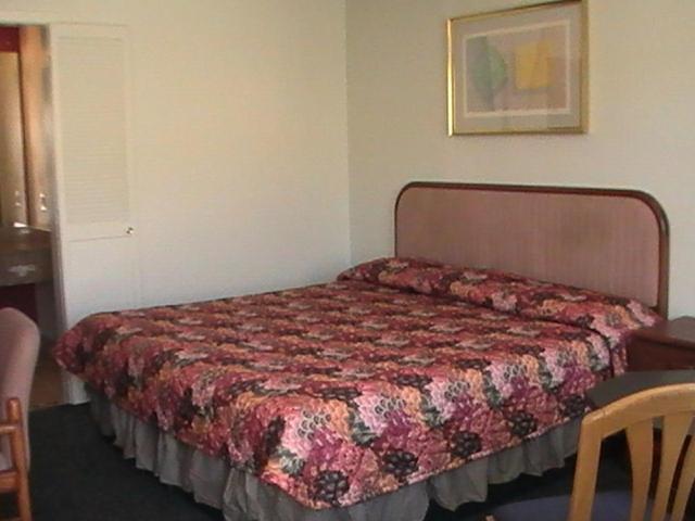 Hometown Inn Galion photo 12