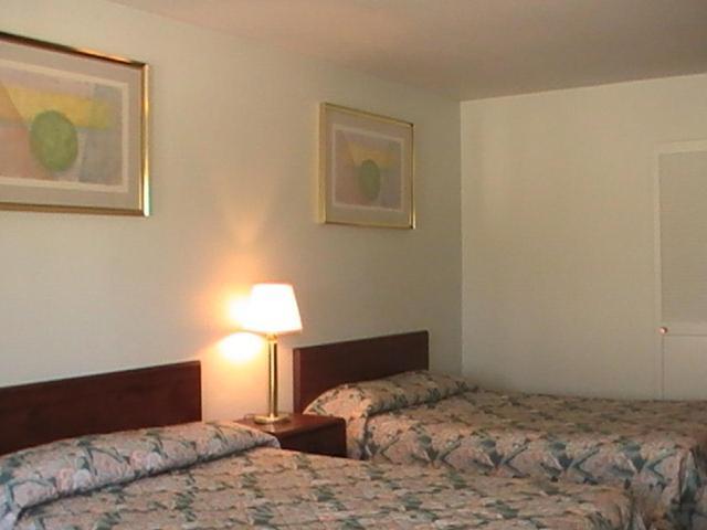 Hometown Inn Galion photo 11