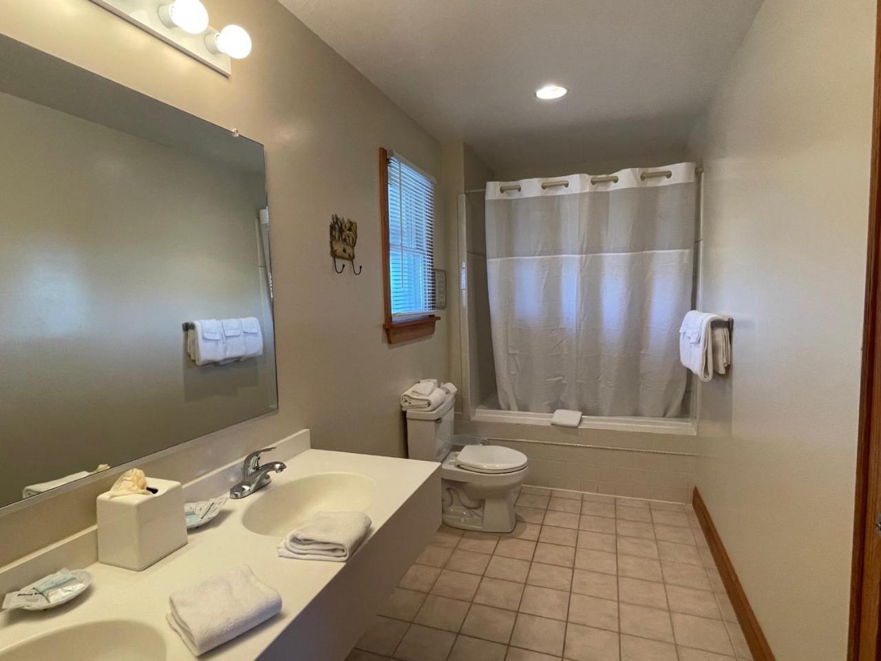 Pony Island Inn photo 16