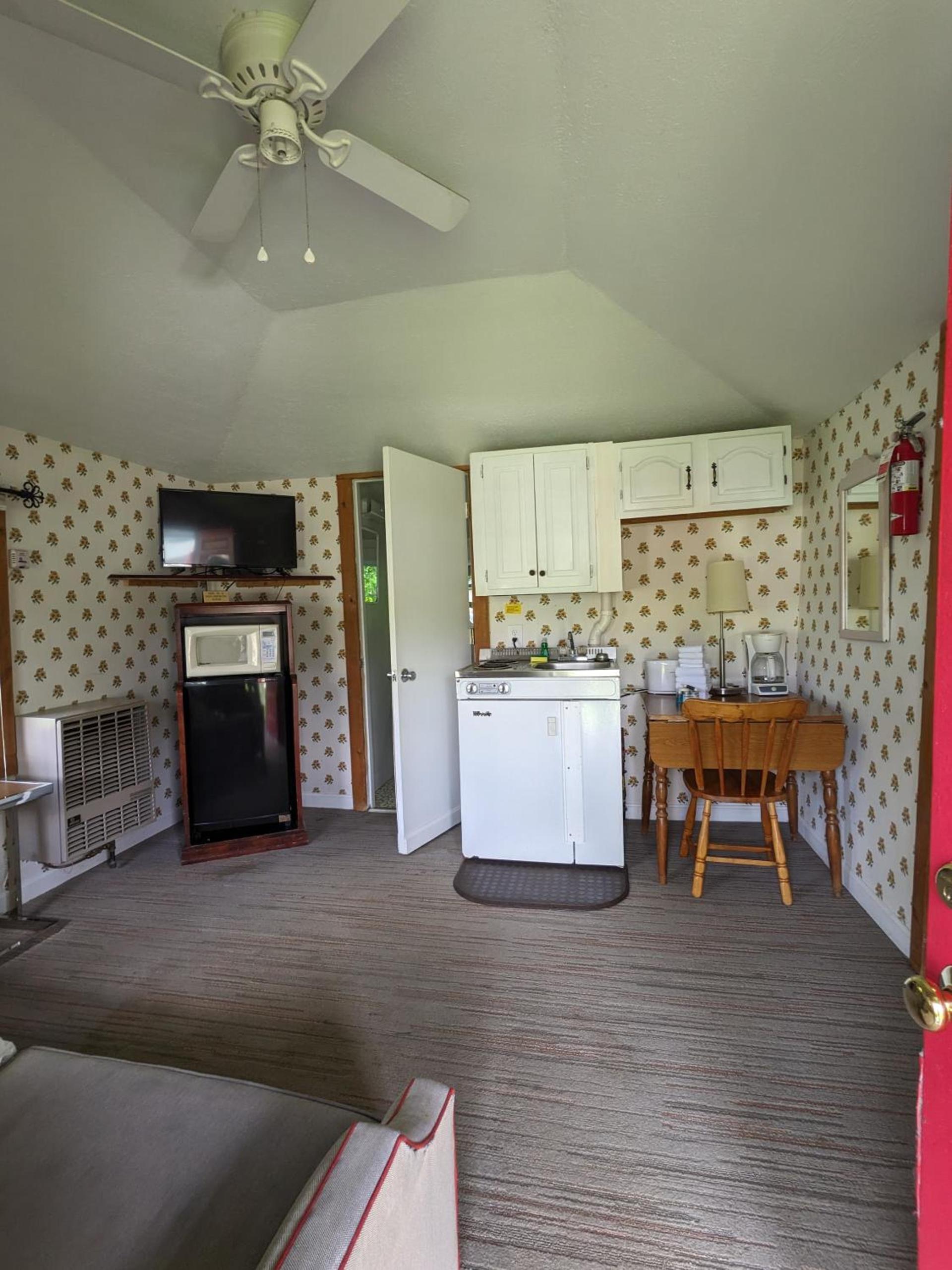 Perry's Motel and Cottages photo 26