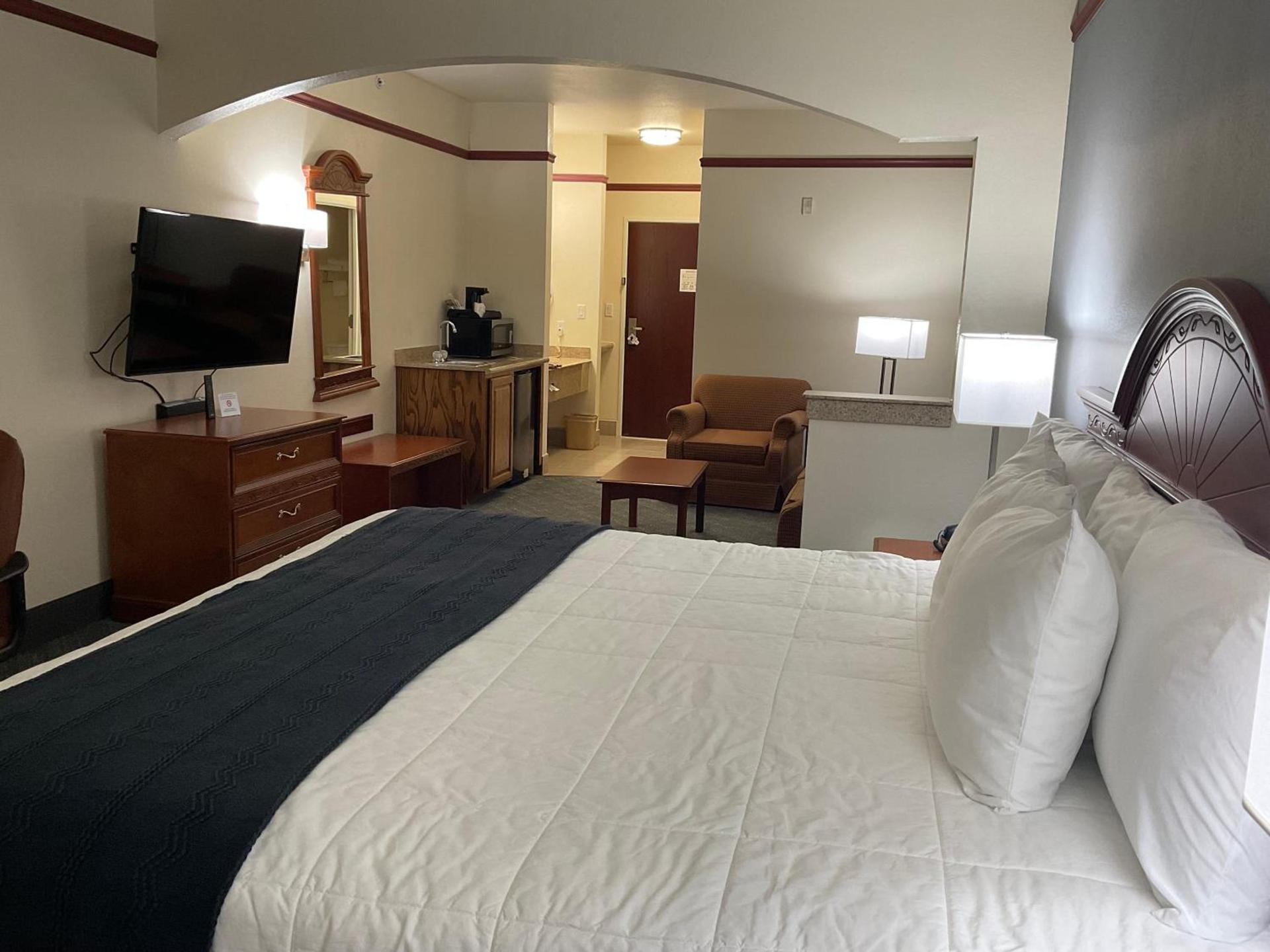 Budget Host Inn and Suites Cameron photo 17