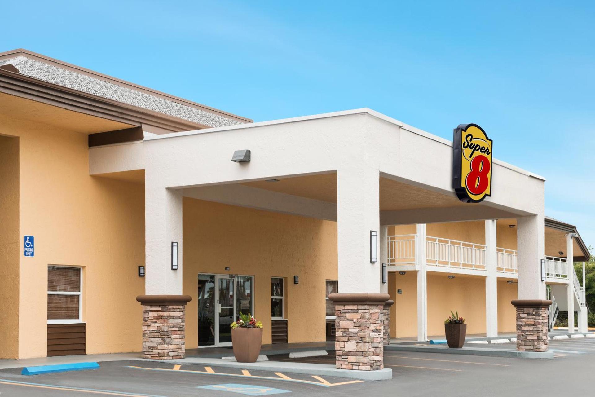Super 8 by Wyndham Ellenton Bradenton Area photo 16