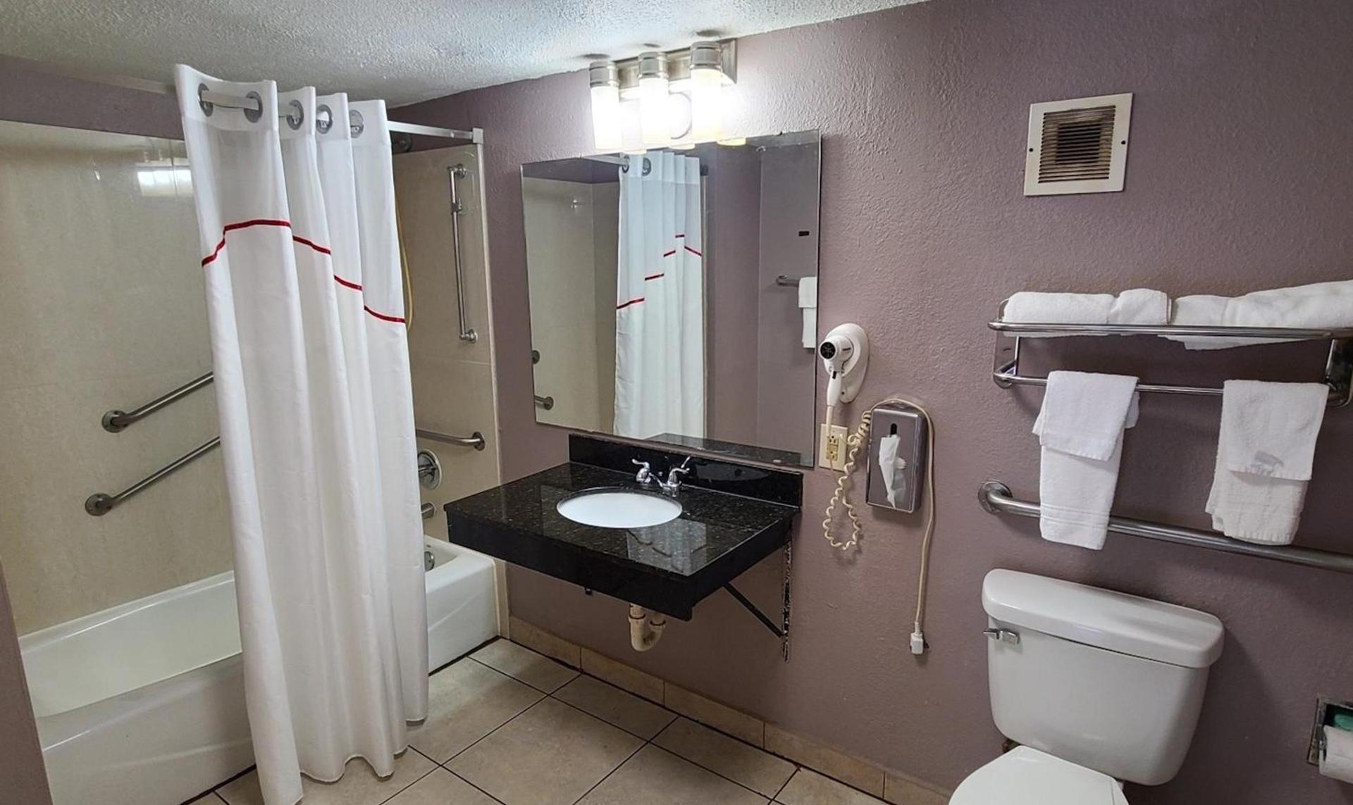 Red Roof Inn & Suites Duncan photo 24