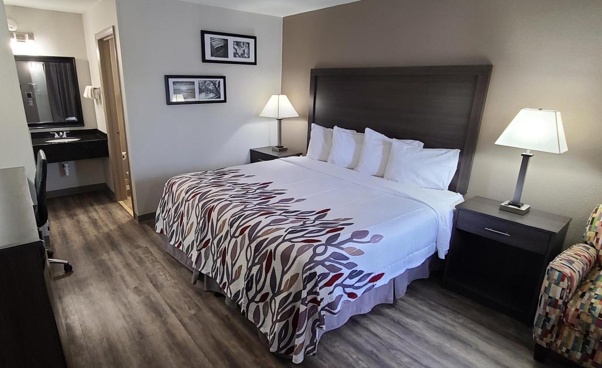 Red Roof Inn & Suites Duncan photo 10