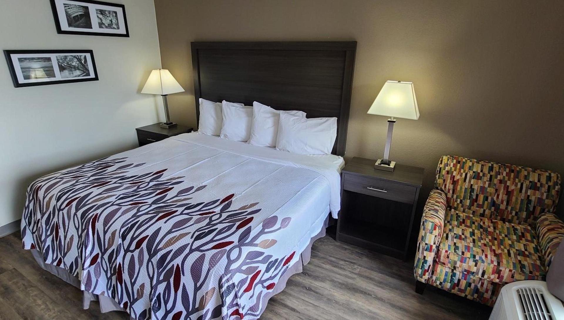 Red Roof Inn & Suites Duncan photo 11