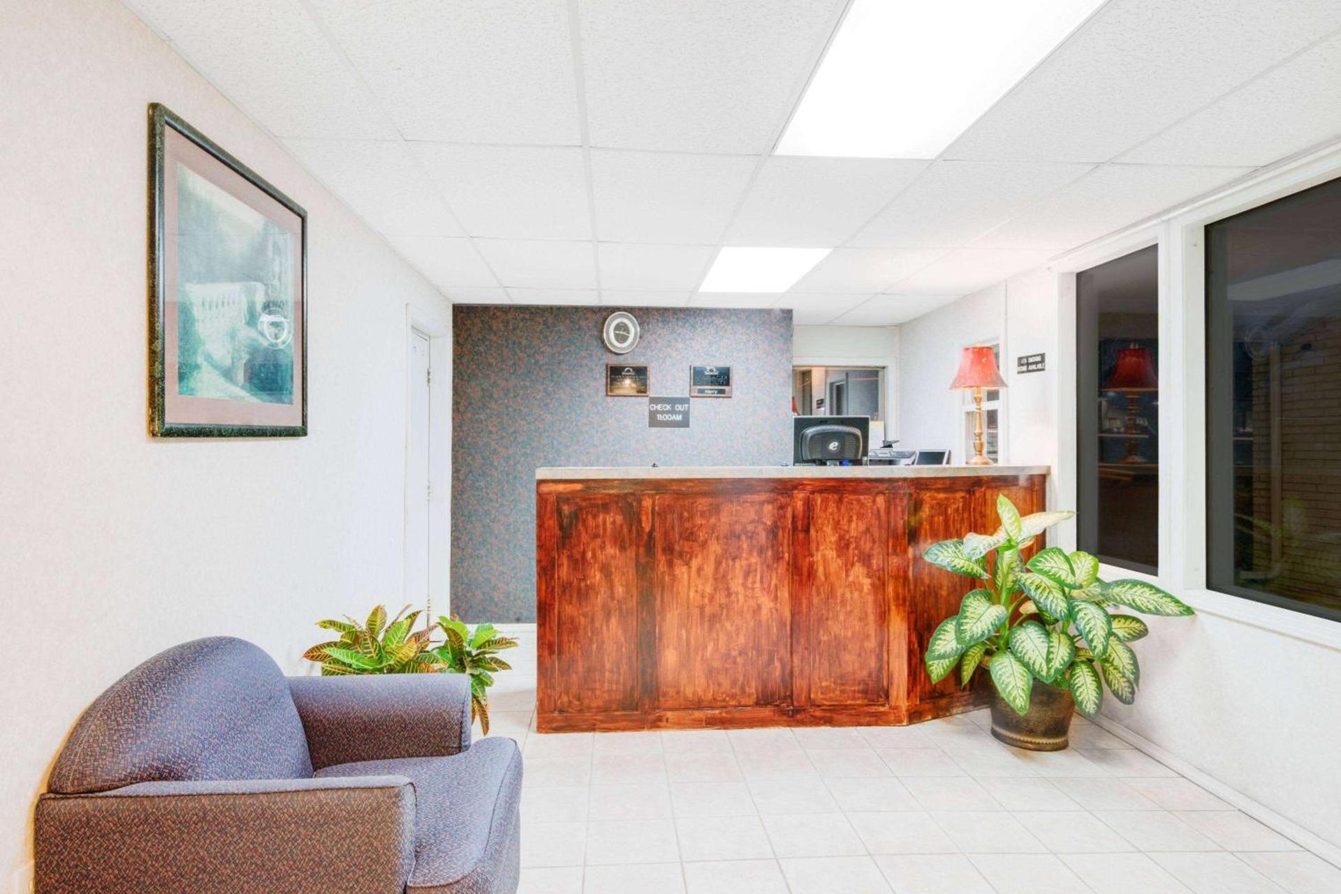 Days Inn by Wyndham Monett photo 2