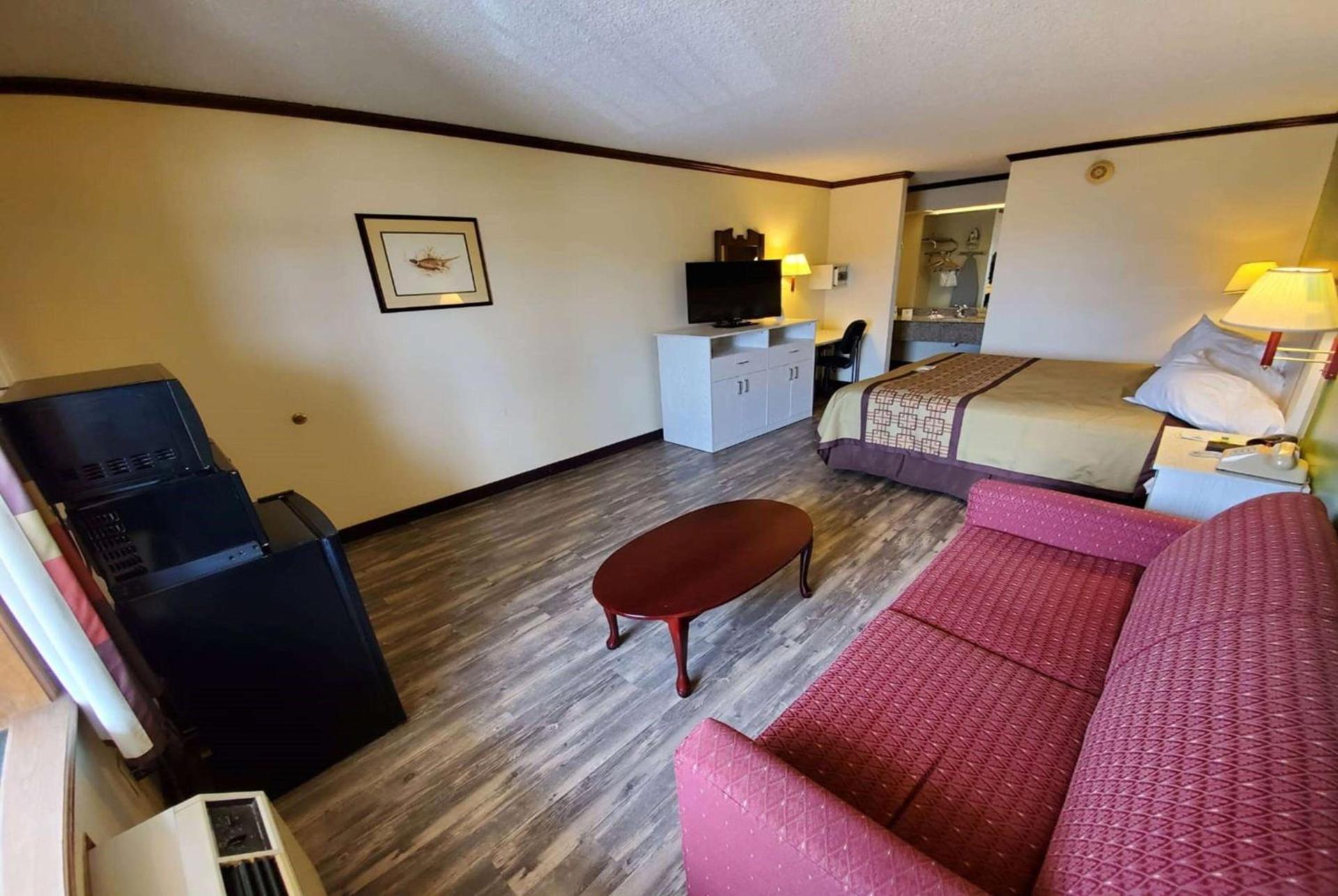 Days Inn by Wyndham Monett photo 11