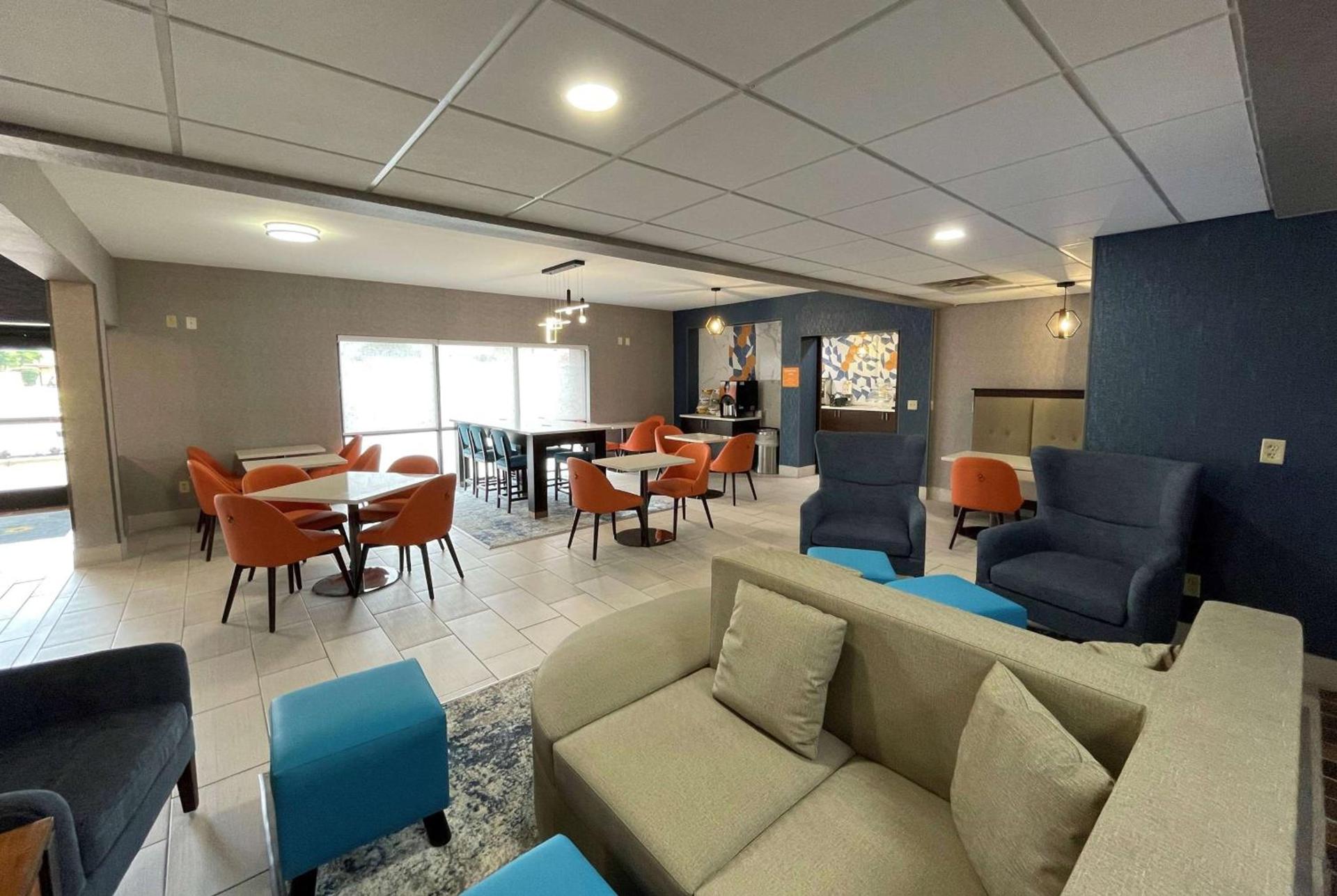 La Quinta Inn & Suites by Wyndham Fayetteville I-95 photo 3