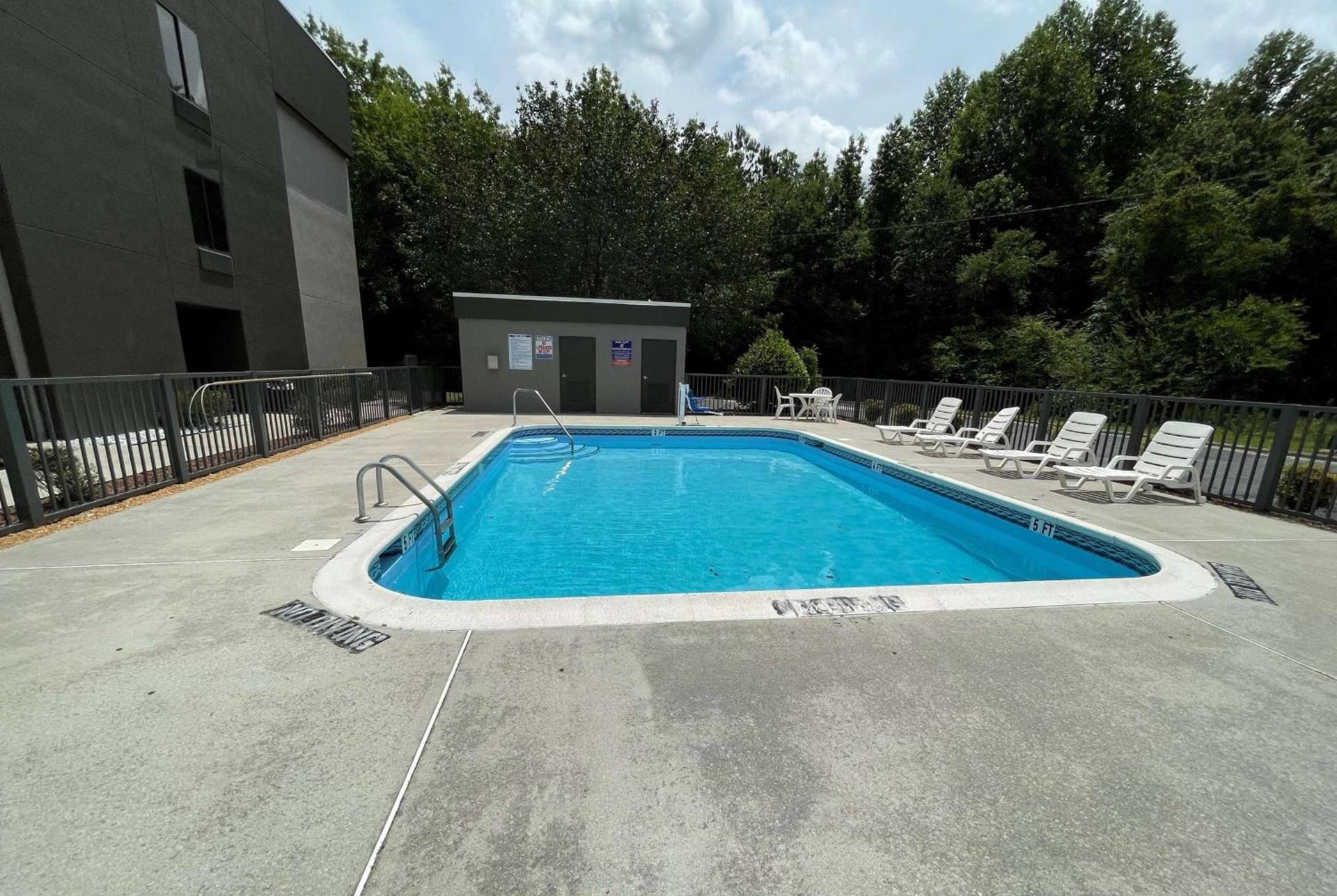 La Quinta Inn & Suites by Wyndham Fayetteville I-95 photo 9