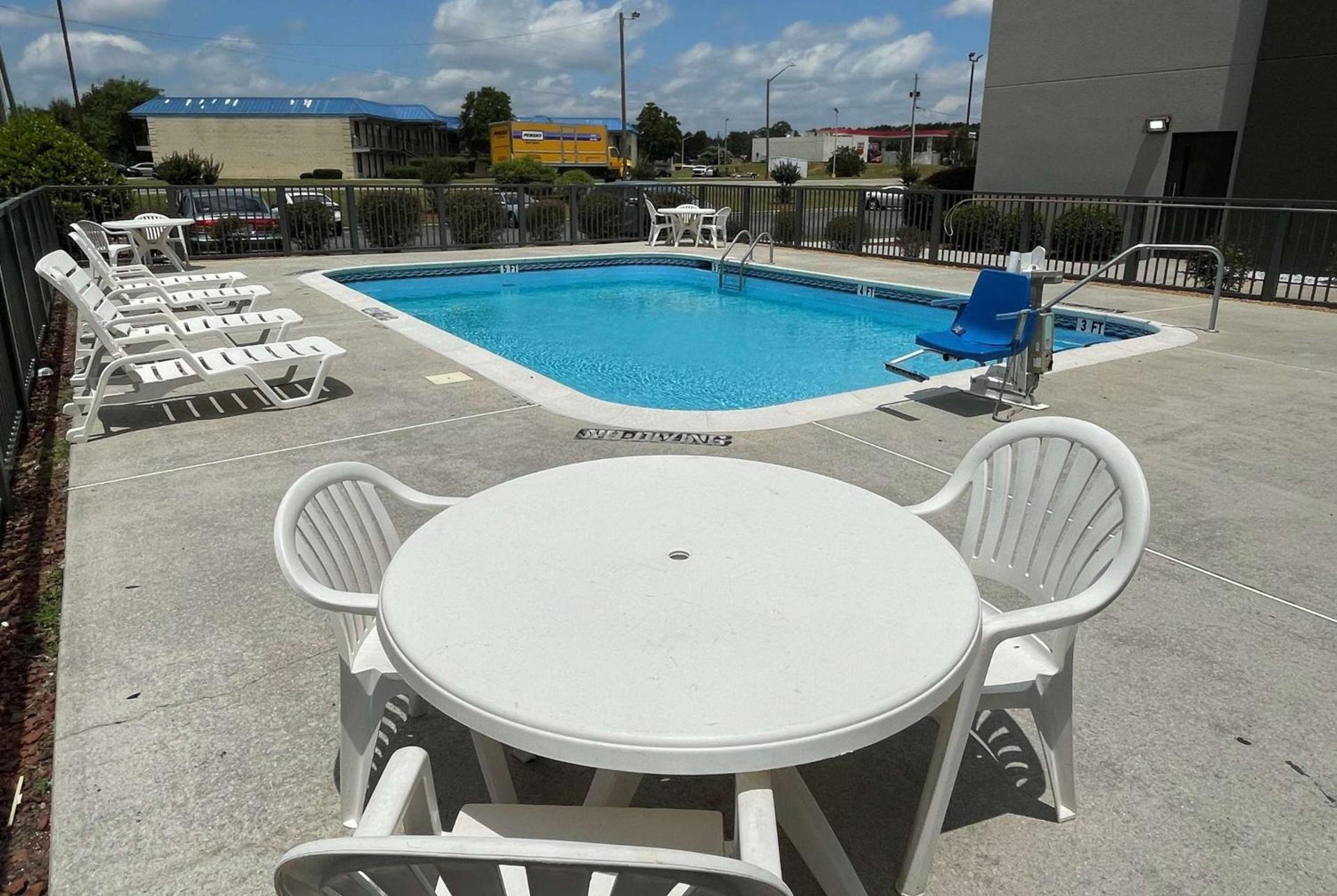 La Quinta Inn & Suites by Wyndham Fayetteville I-95 photo 10
