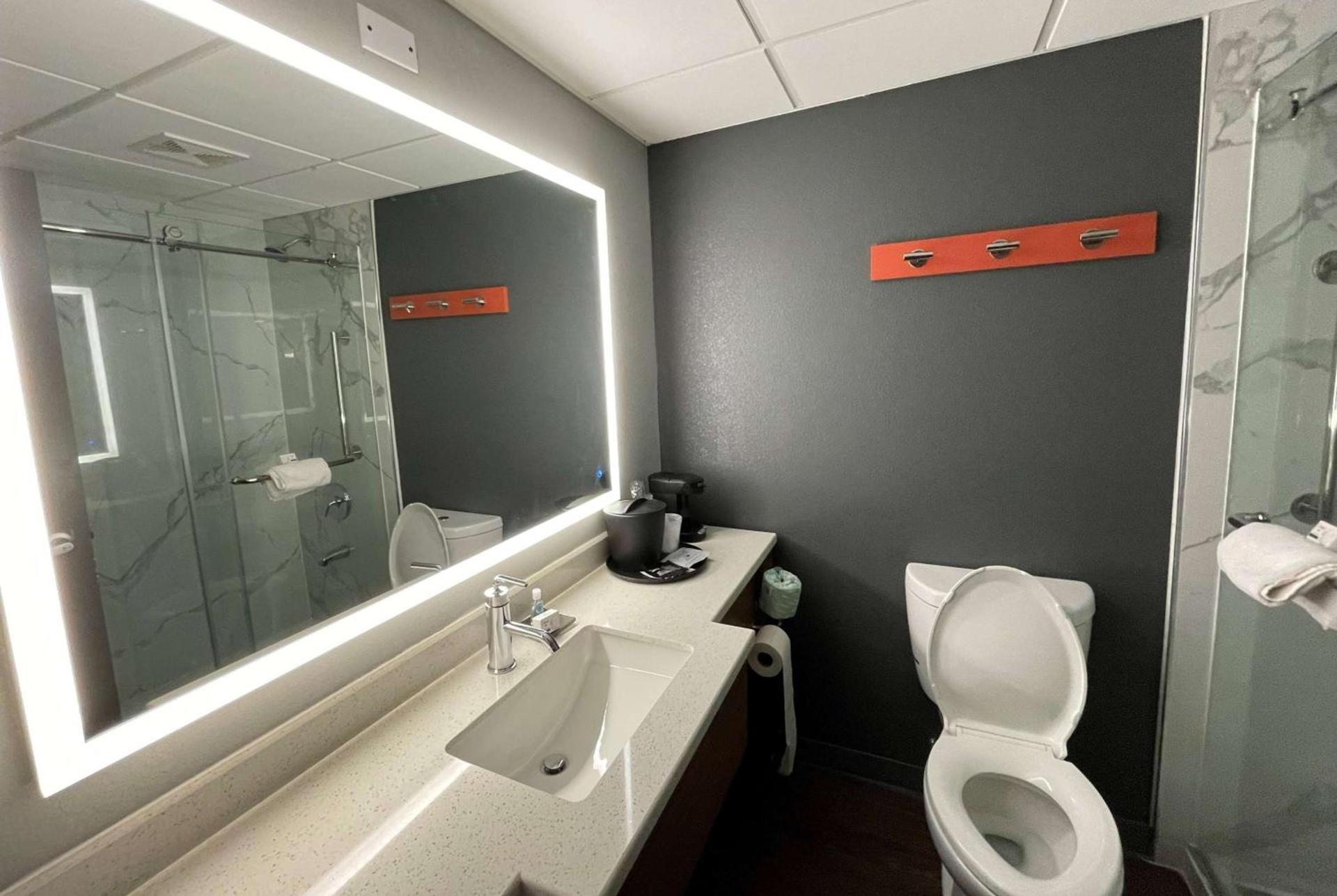La Quinta Inn & Suites by Wyndham Fayetteville I-95 photo 21