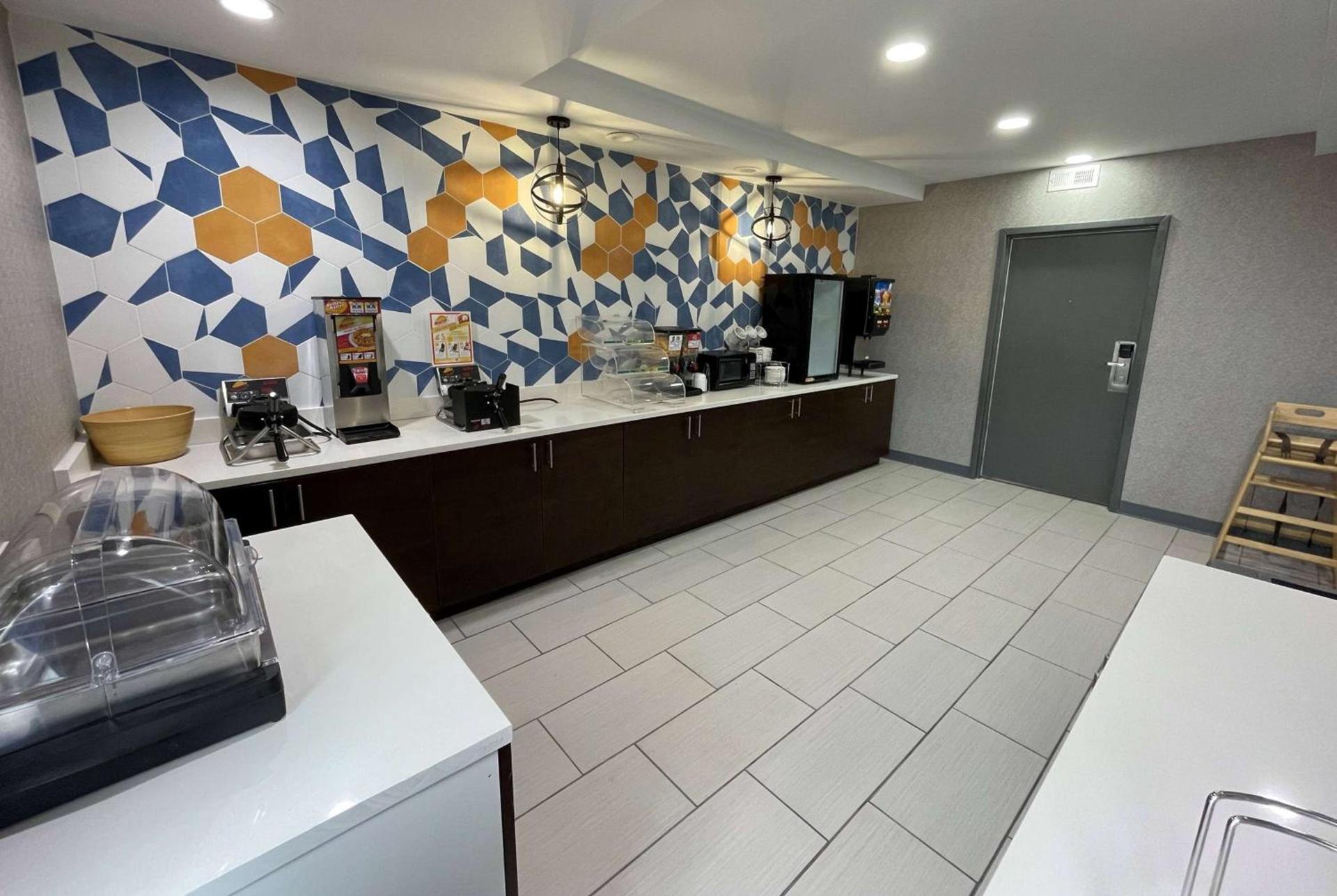La Quinta Inn & Suites by Wyndham Fayetteville I-95 photo 24