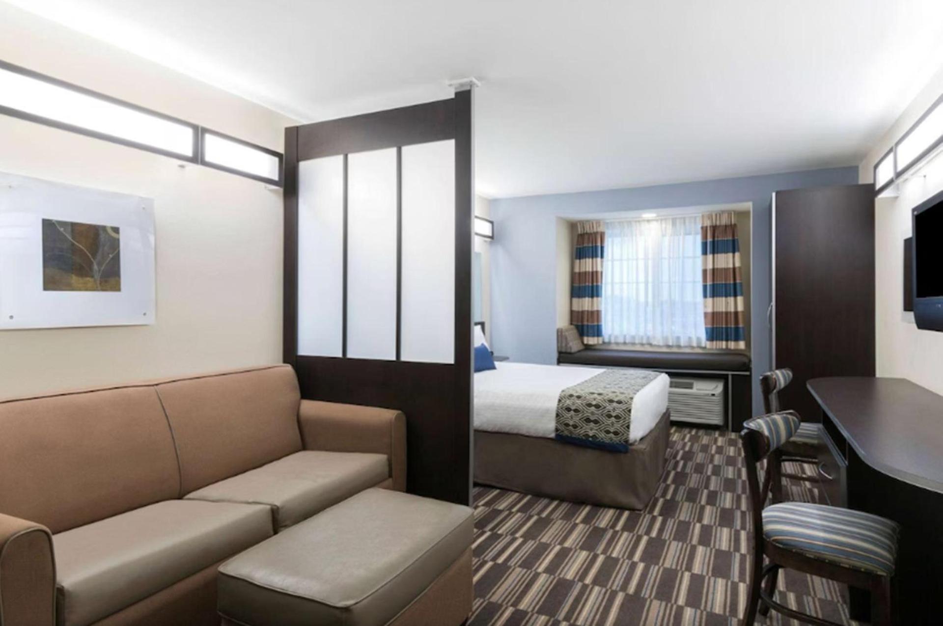 Microtel Inn and Suites Baton Rouge Airport photo 12