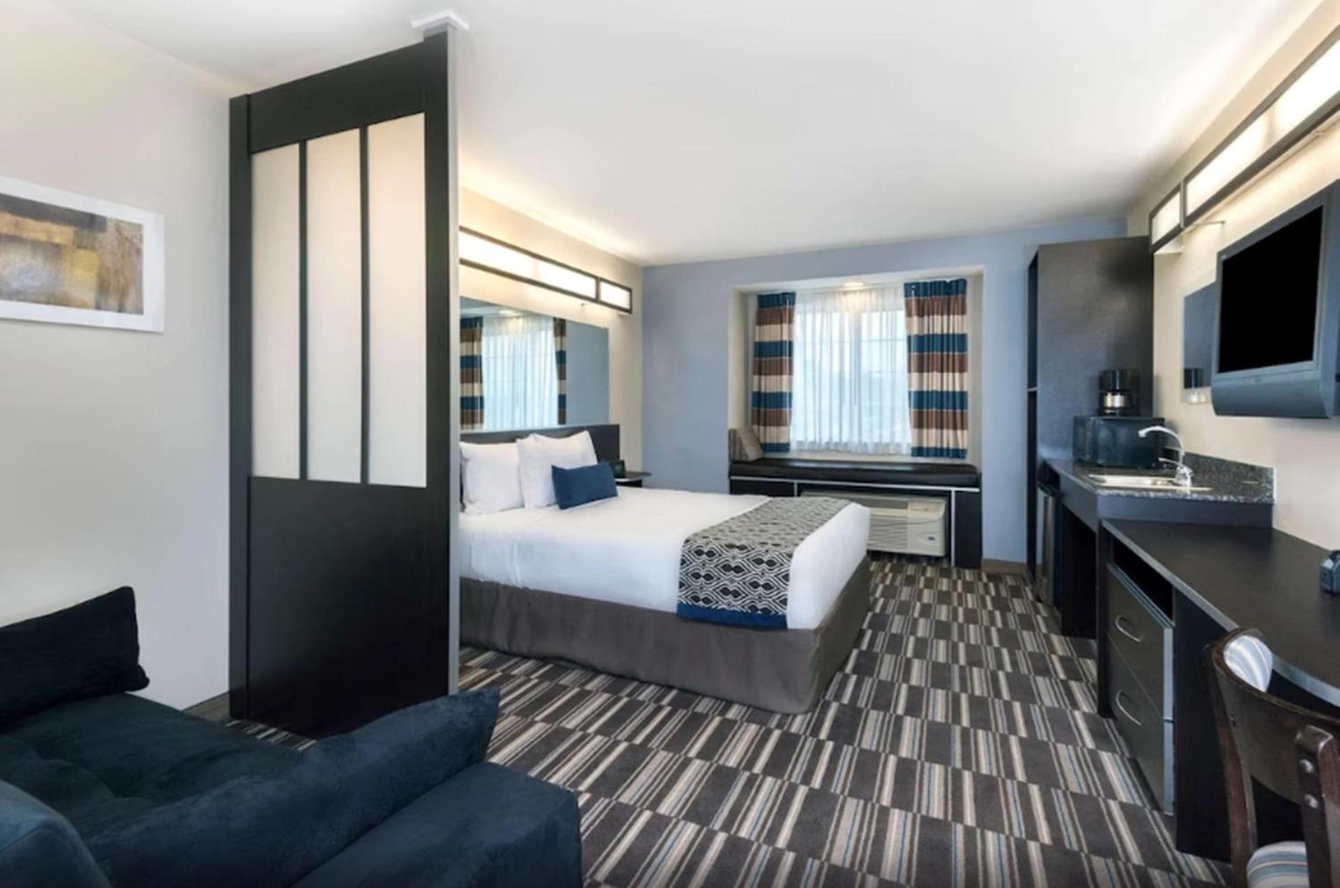 Microtel Inn and Suites Baton Rouge Airport photo 14