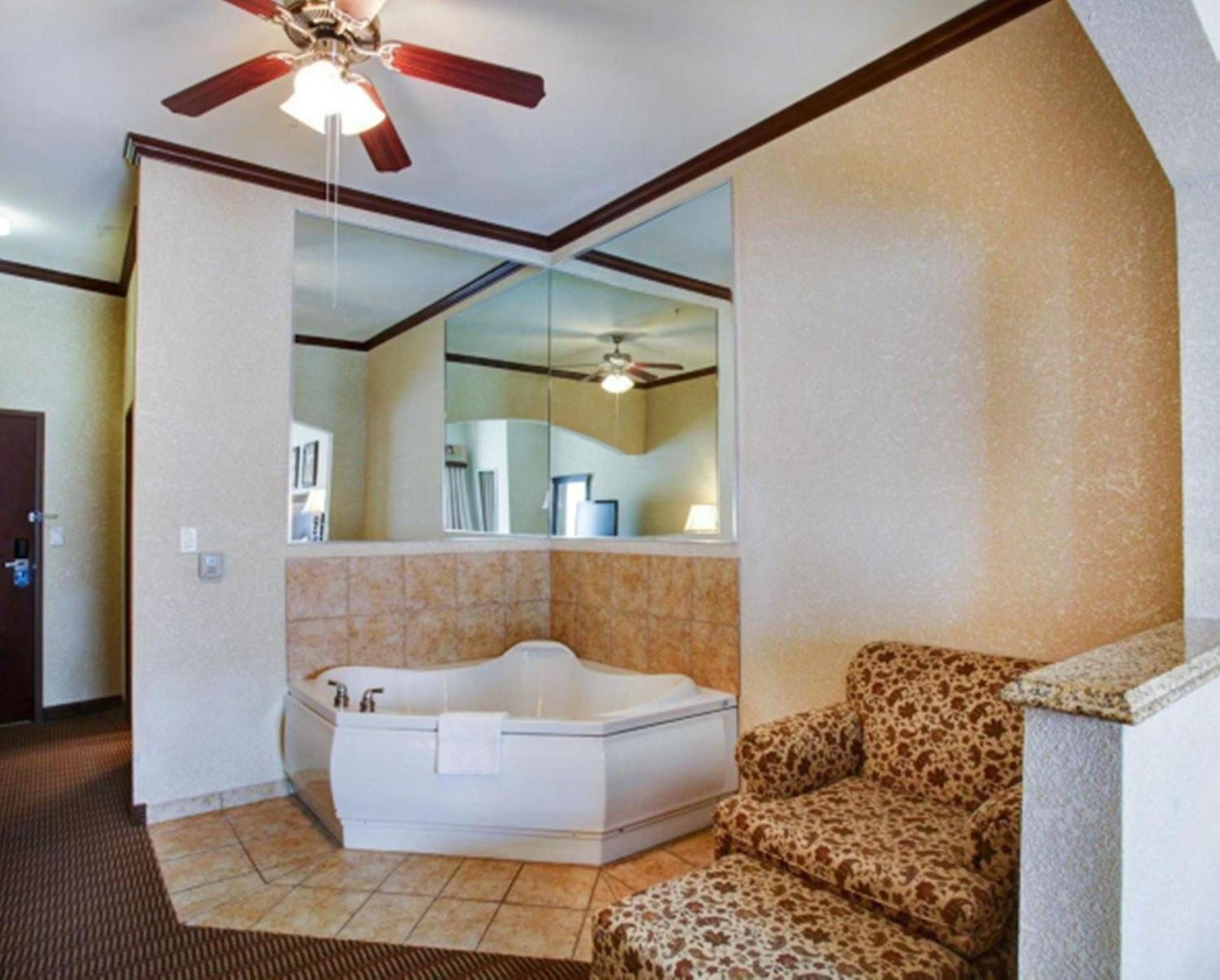 Comfort Suites University Drive photo 48