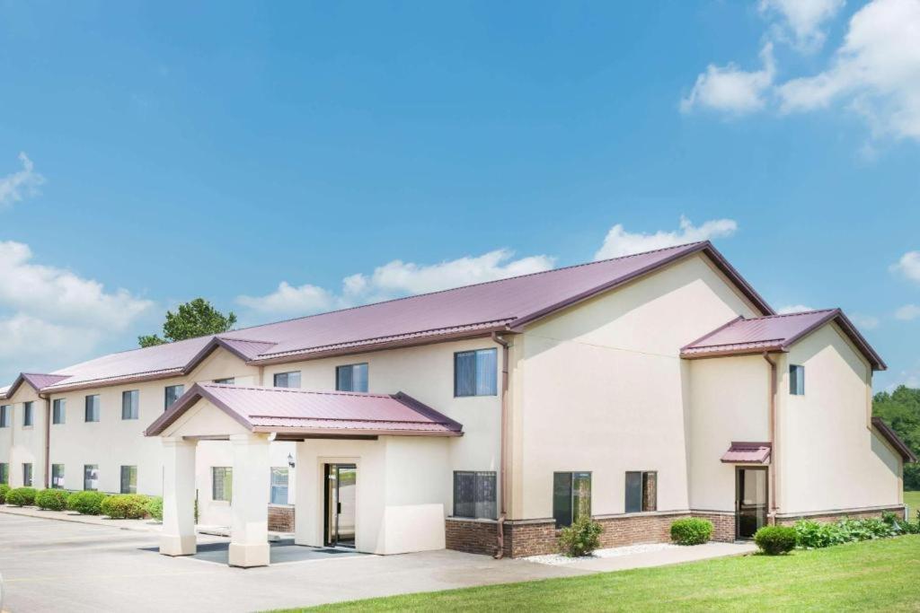 Super 8 by Wyndham Paris IL photo 3