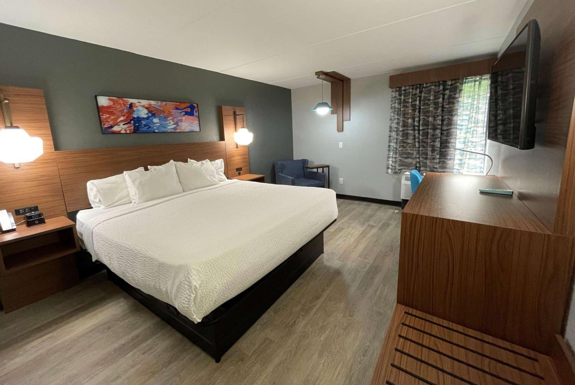 La Quinta Inn & Suites by Wyndham Fayetteville I-95 photo 13
